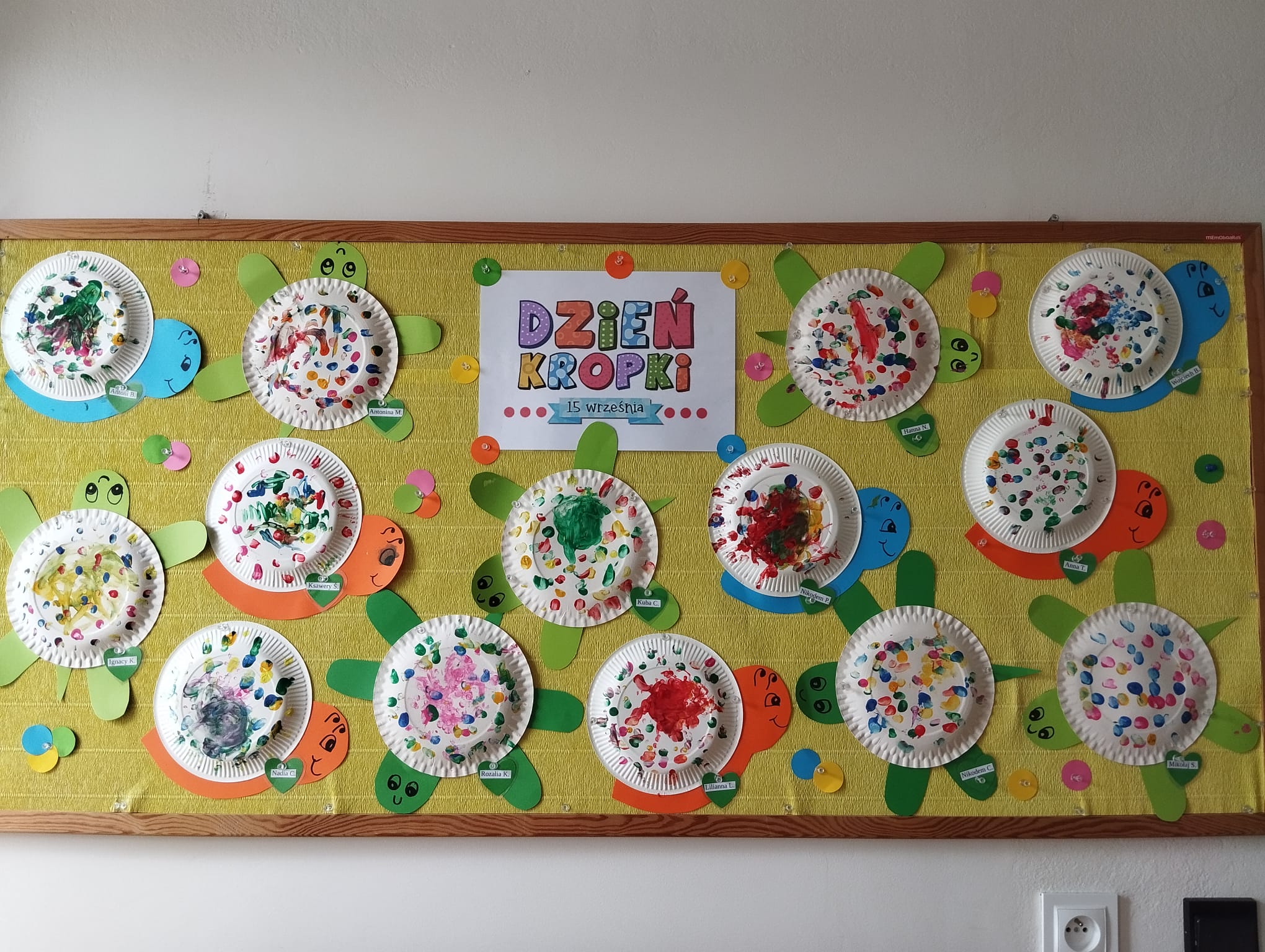 Zdj臋cie przedstawia dzieci podczas zaj臋膰 z okazji Dnia Kropki