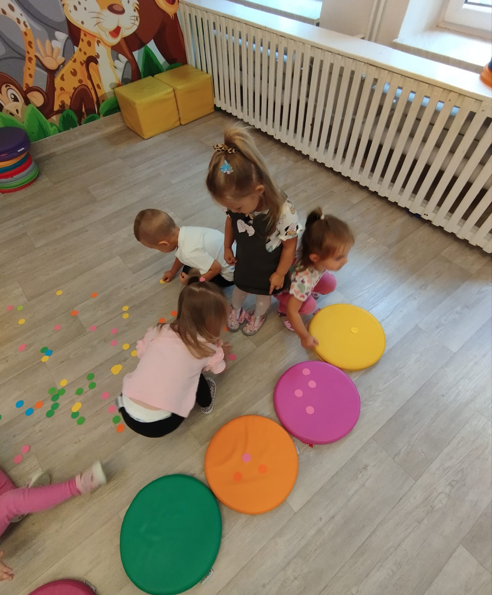 Zdj臋cie przedstawia dzieci podczas zaj臋膰 z okazji Dnia Kropki