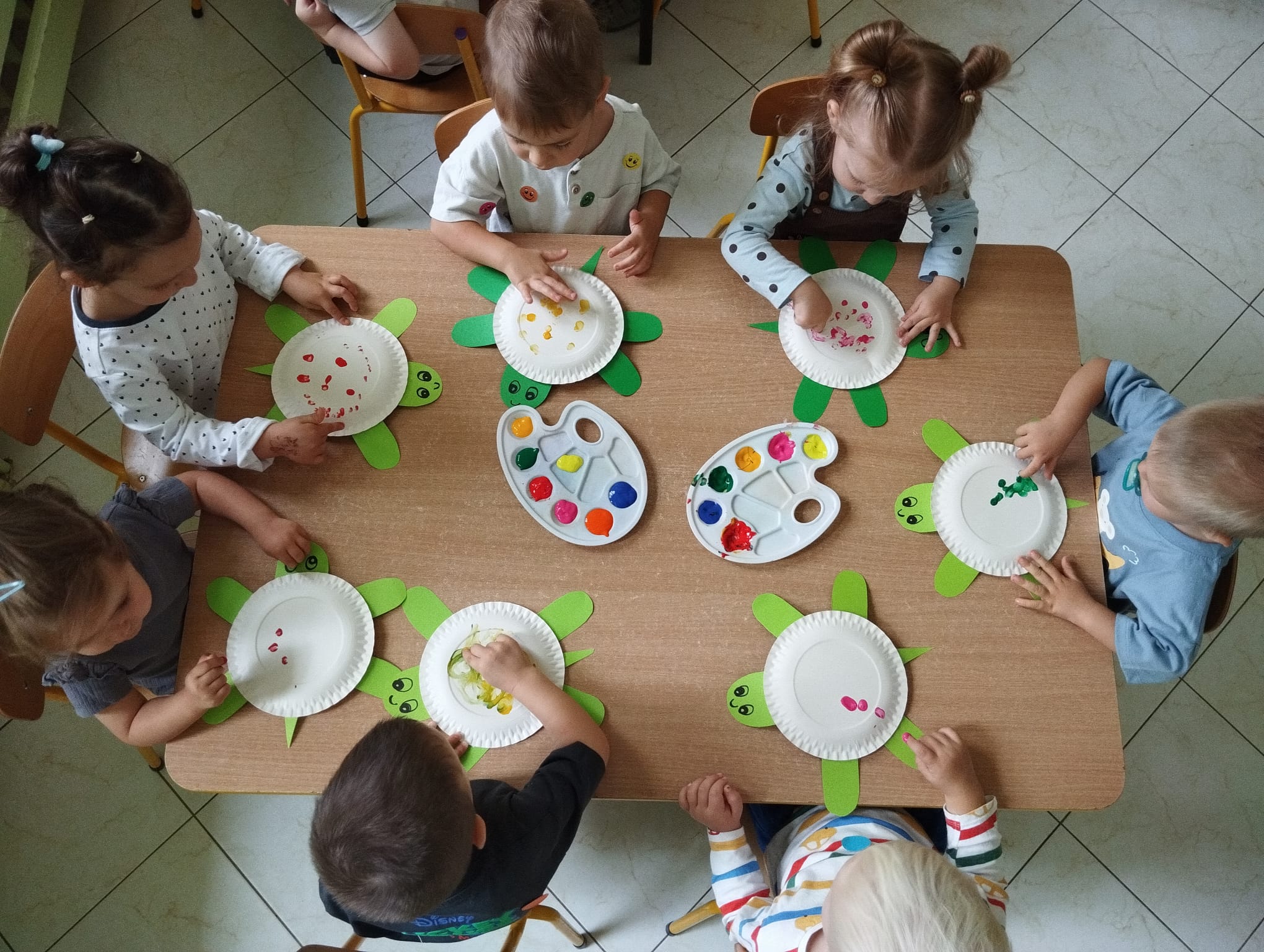 Zdj臋cie przedstawia dzieci podczas zaj臋膰 z okazji Dnia Kropki