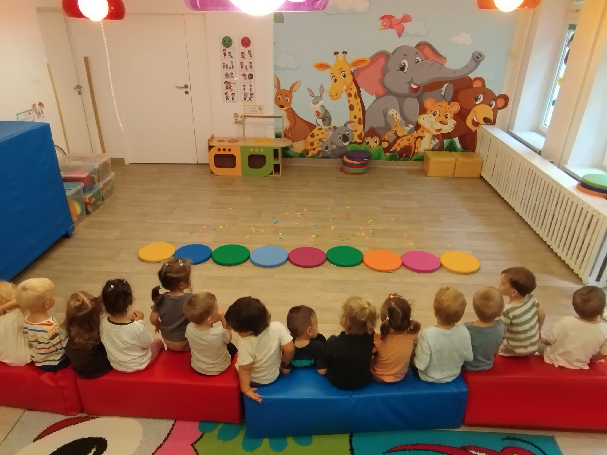 Zdj臋cie przedstawia dzieci podczas zaj臋膰 z okazji Dnia Kropki
