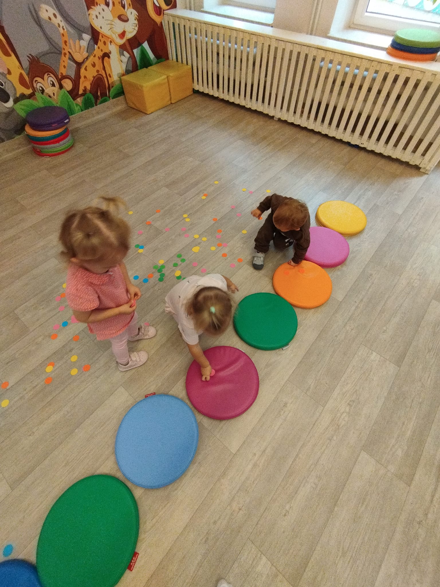 Zdj臋cie przedstawia dzieci podczas zaj臋膰 z okazji Dnia Kropki
