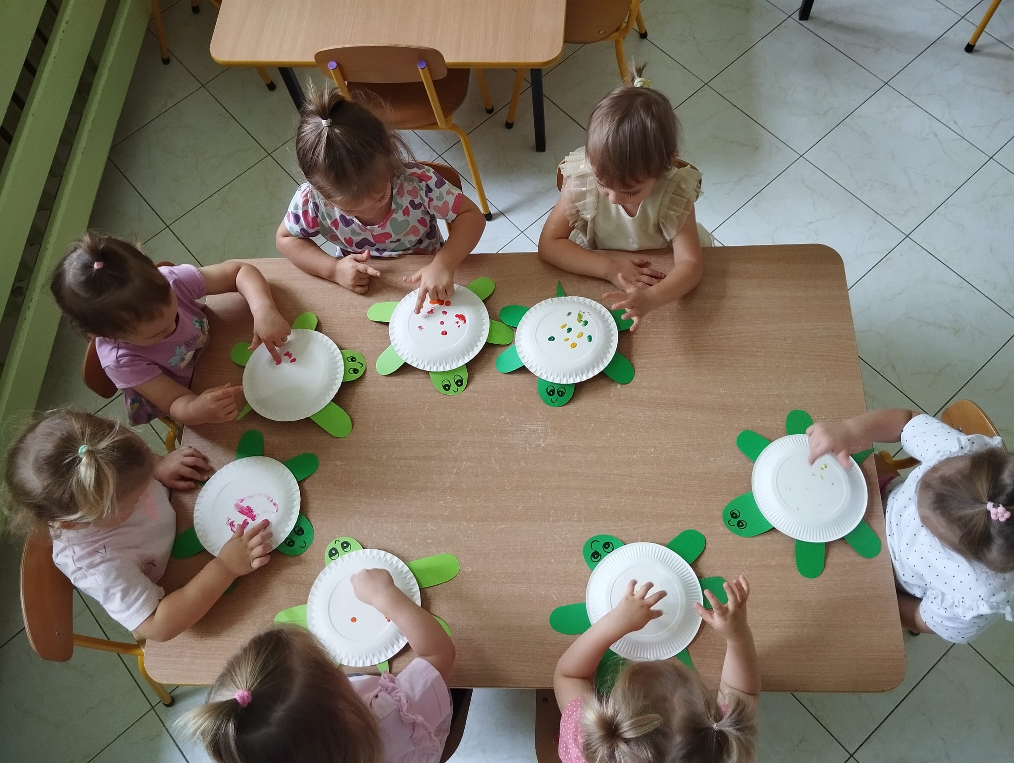 Zdj臋cie przedstawia dzieci podczas zaj臋膰 z okazji Dnia Kropki