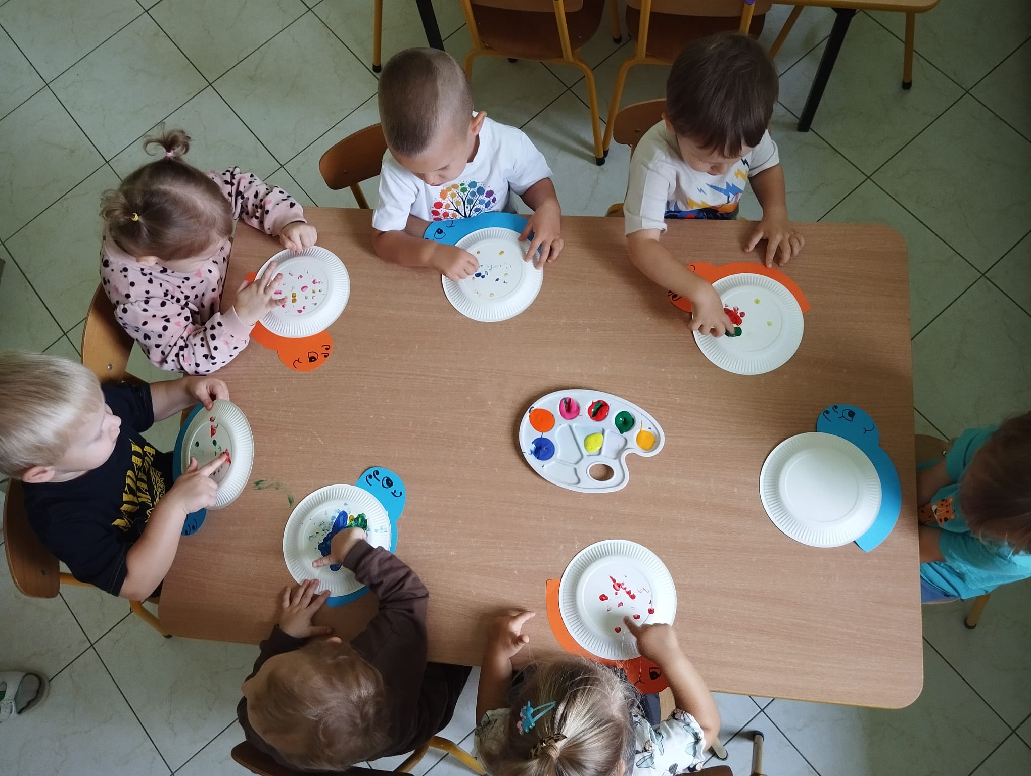Zdj臋cie przedstawia dzieci podczas zaj臋膰 z okazji Dnia Kropki