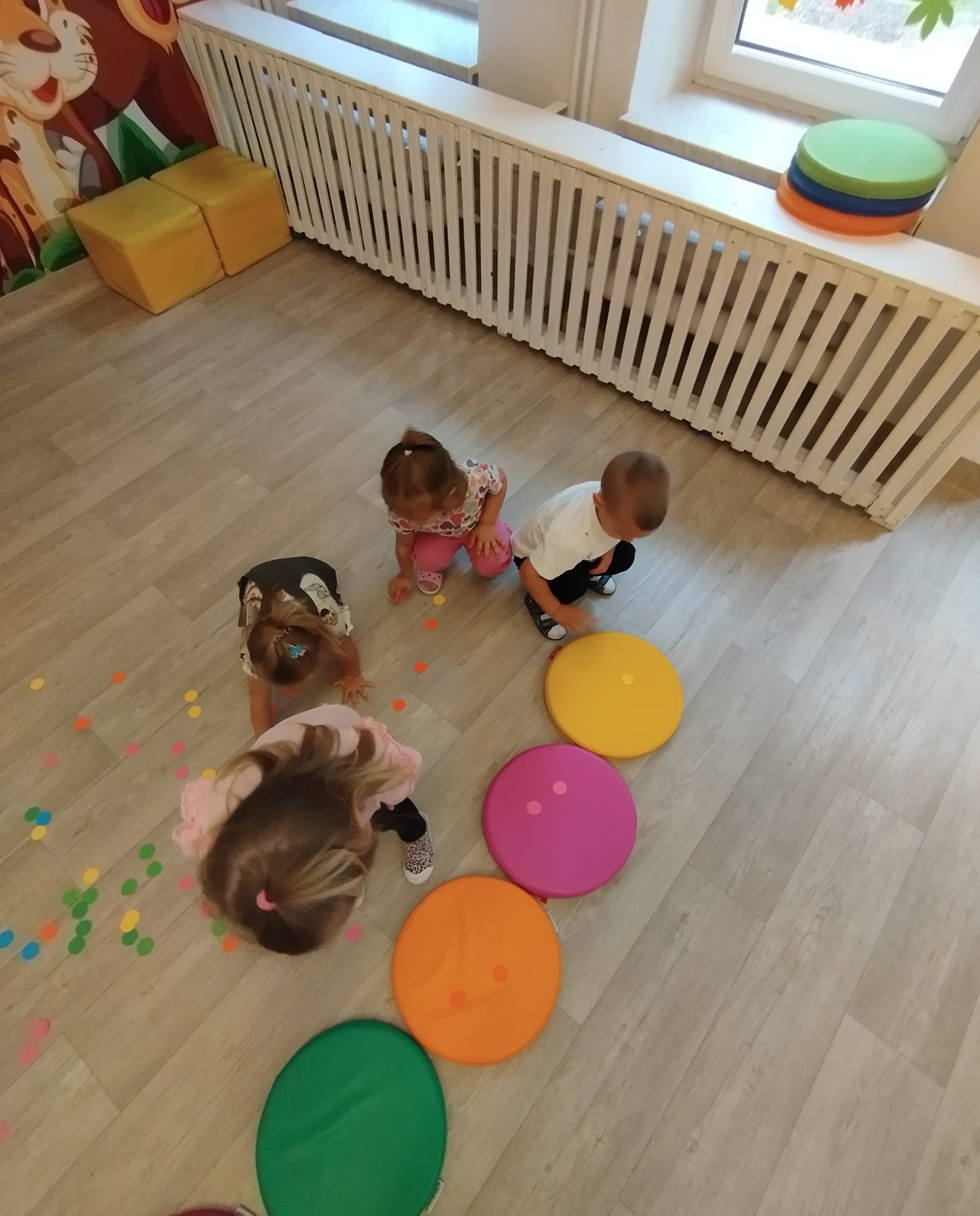Zdj臋cie przedstawia dzieci podczas zaj臋膰 z okazji Dnia Kropki