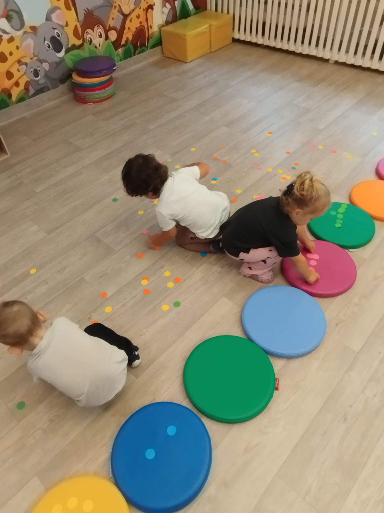 Zdj臋cie przedstawia dzieci podczas zaj臋膰 z okazji Dnia Kropki