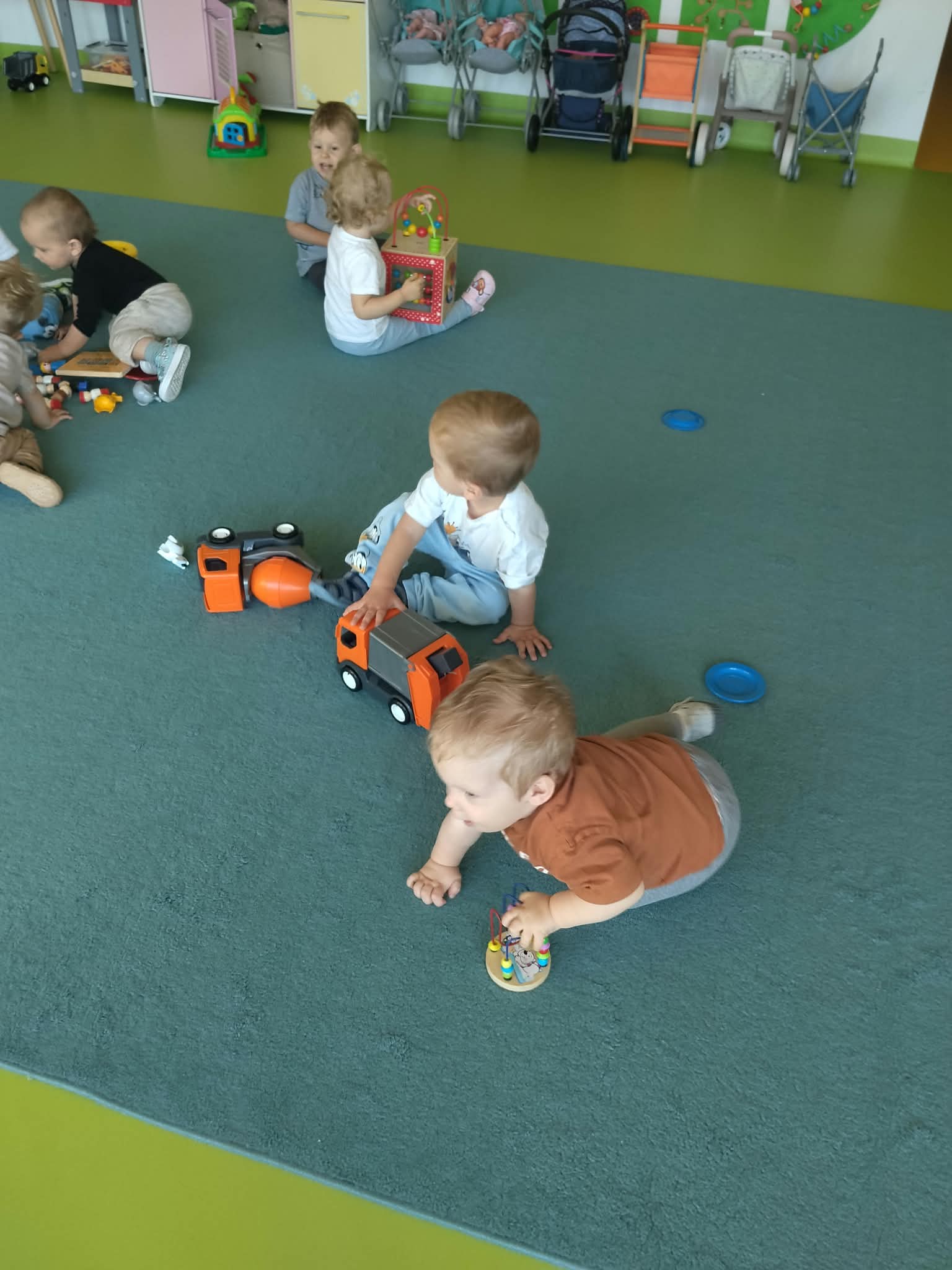 Zdjęcie przedstawia dzieci podczas zabawy