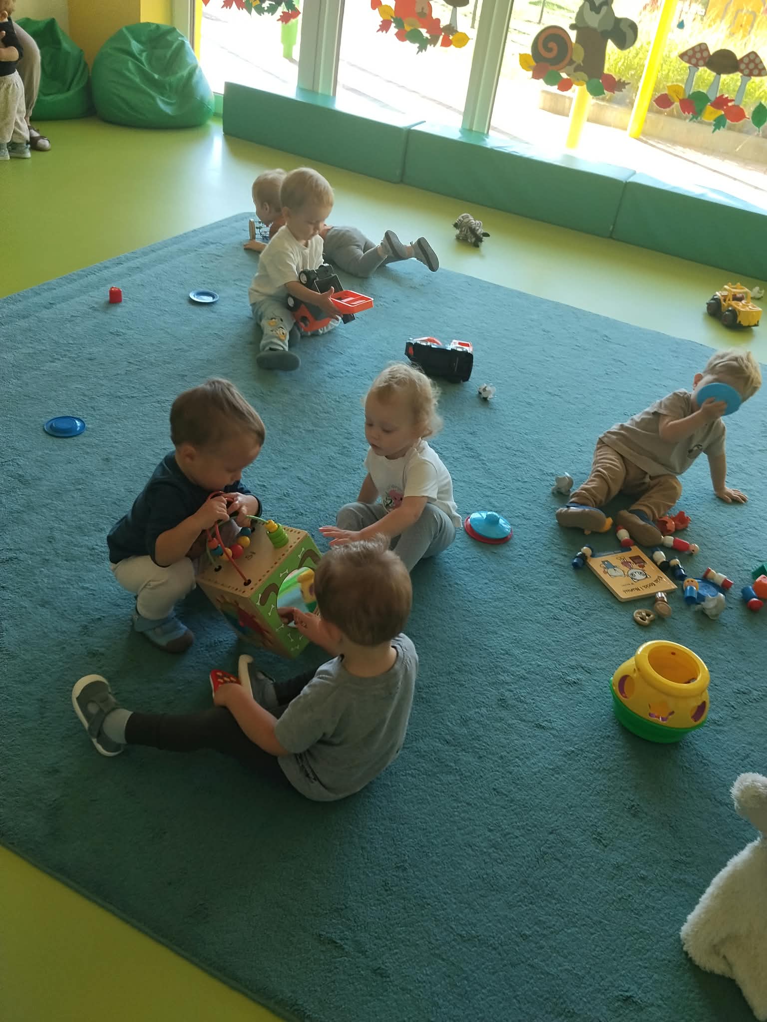 Zdjęcie przedstawia dzieci podczas zabawy