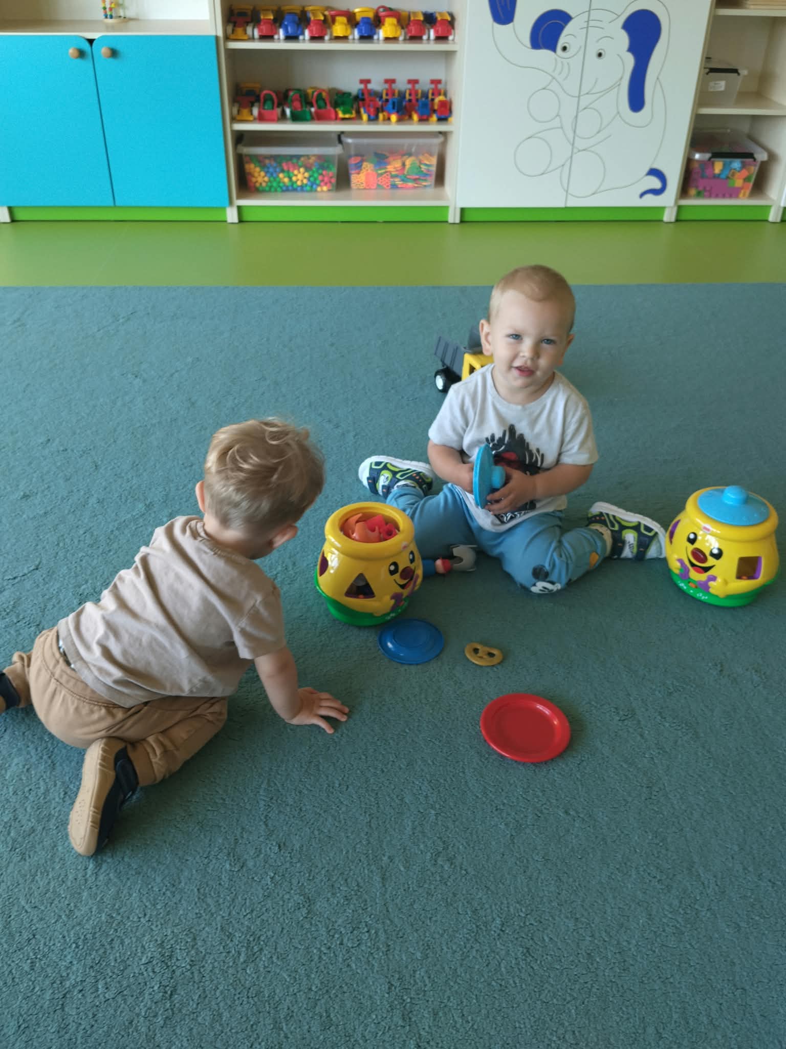 Zdjęcie przedstawia dzieci podczas zabawy