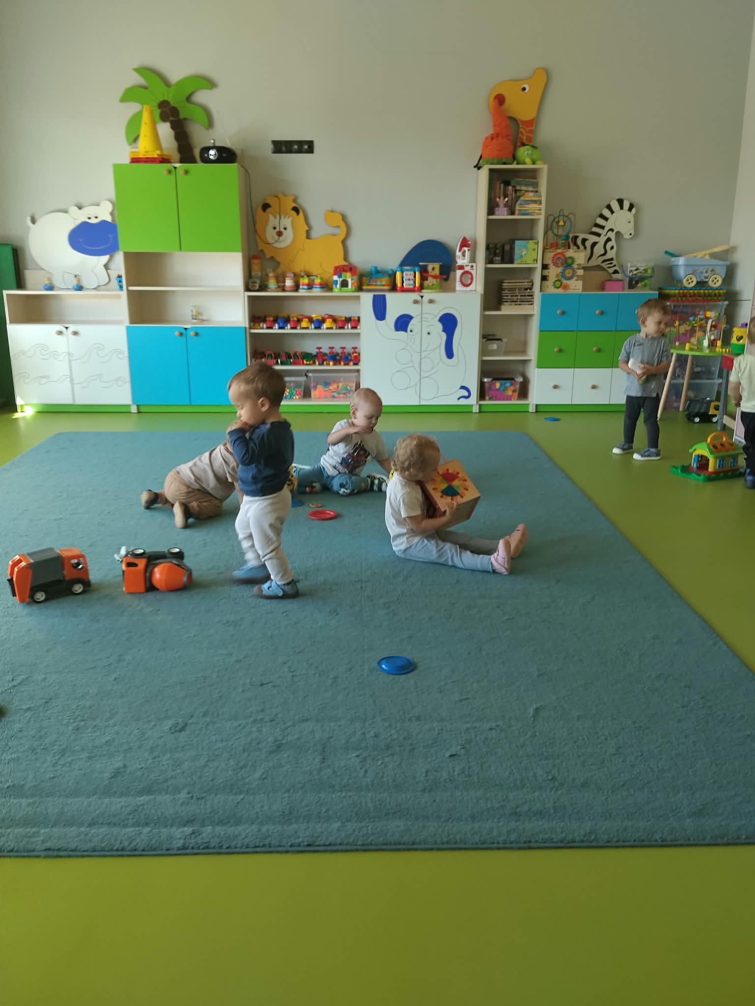 Zdjęcie przedstawia dzieci podczas zabawy