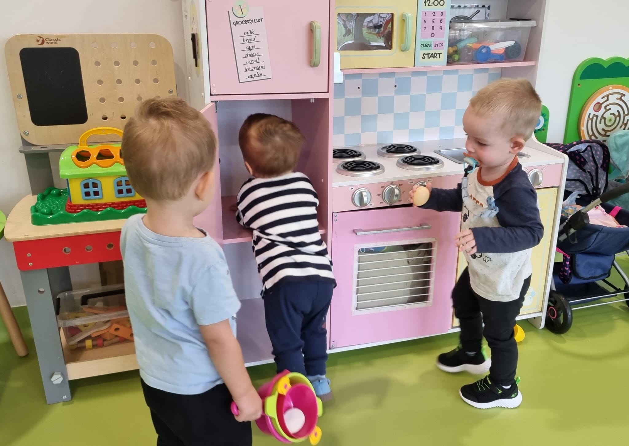 Zdjęcie przedstawia dzieci podczas zabawy