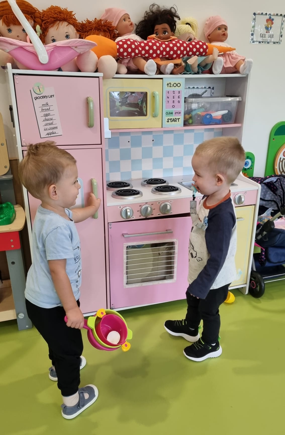 Zdjęcie przedstawia dzieci podczas zabawy