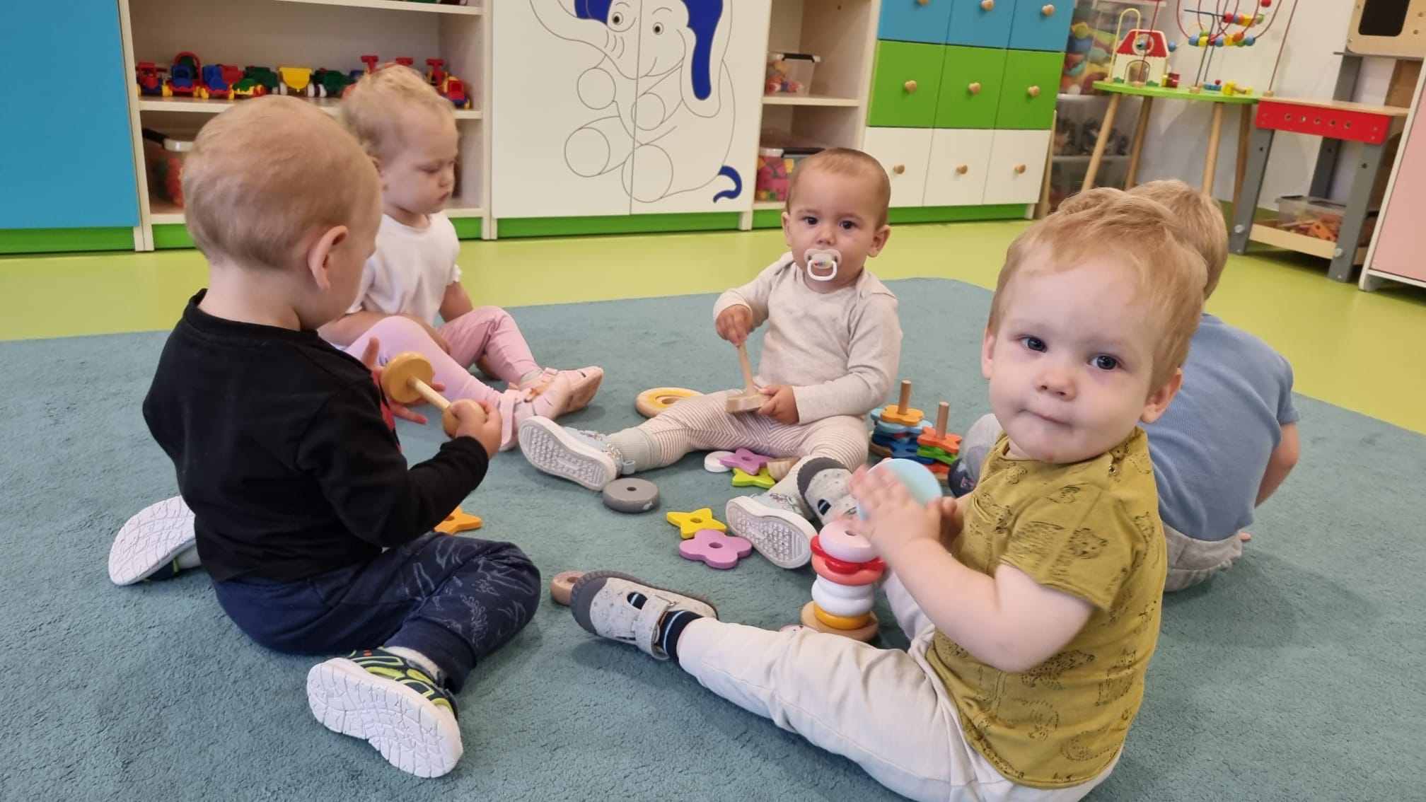 Zdjęcie przedstawia dzieci podczas zabawy