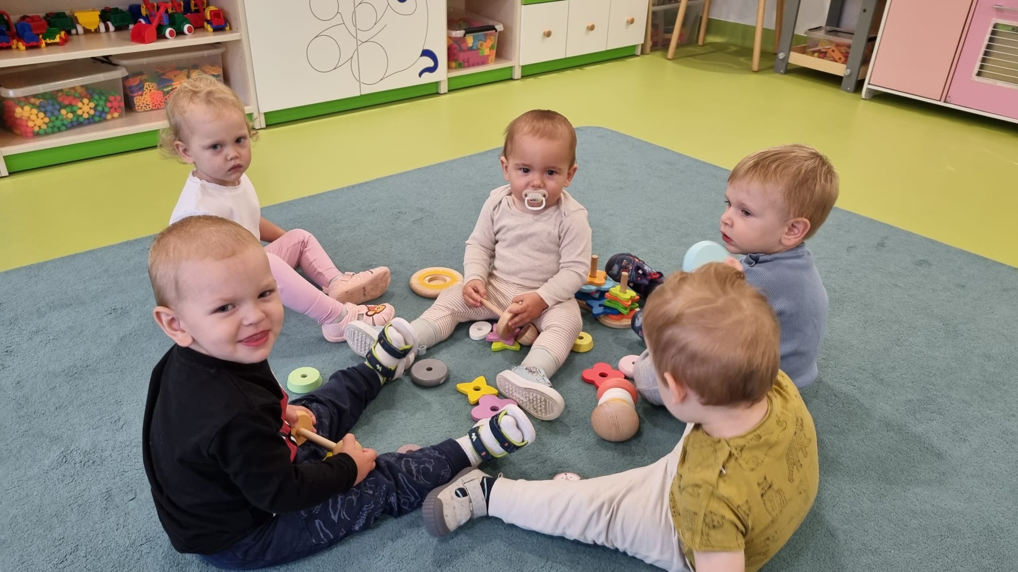 Zdjęcie przedstawia dzieci podczas zabawy
