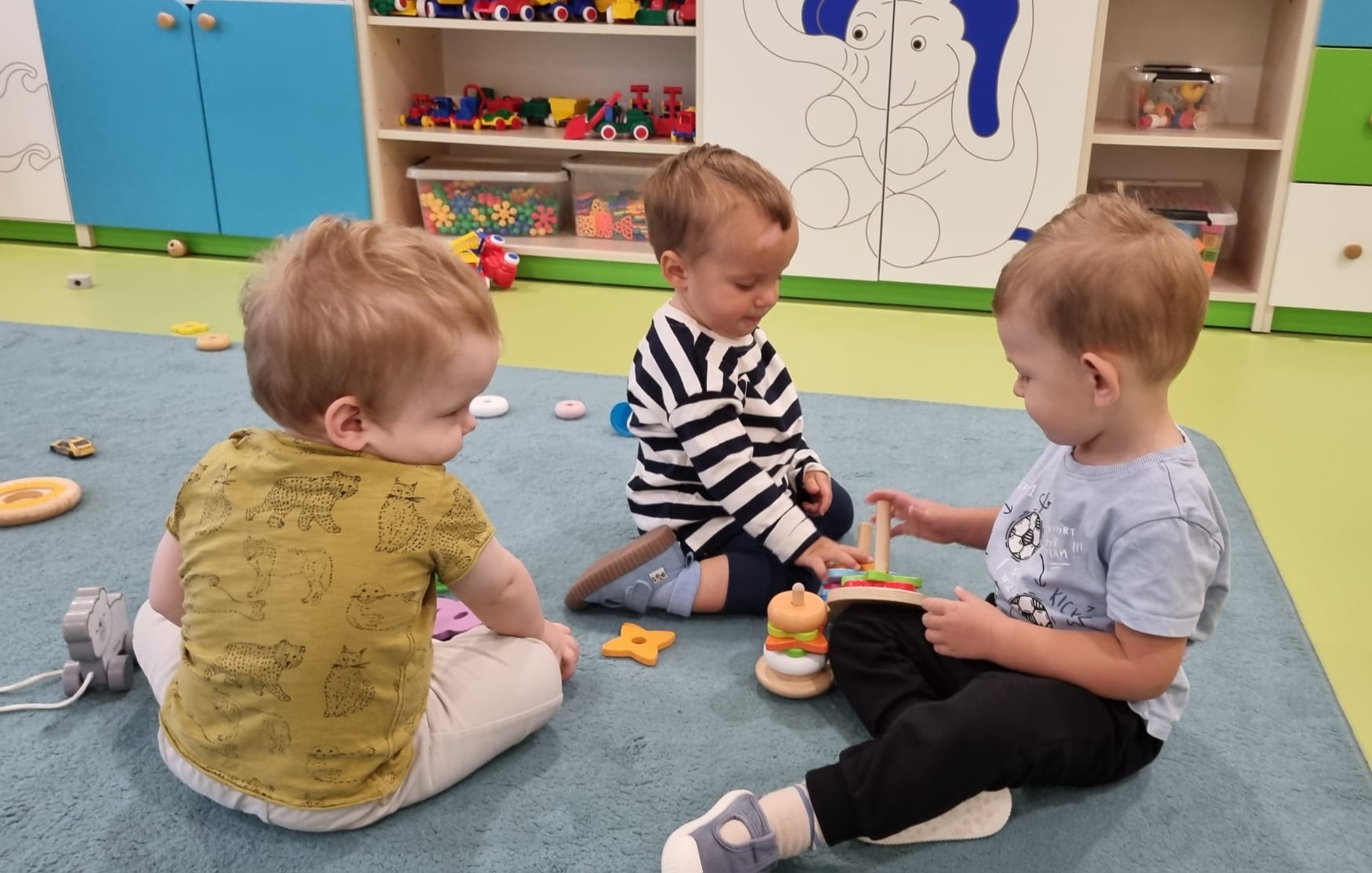 Zdjęcie przedstawia dzieci podczas zabawy
