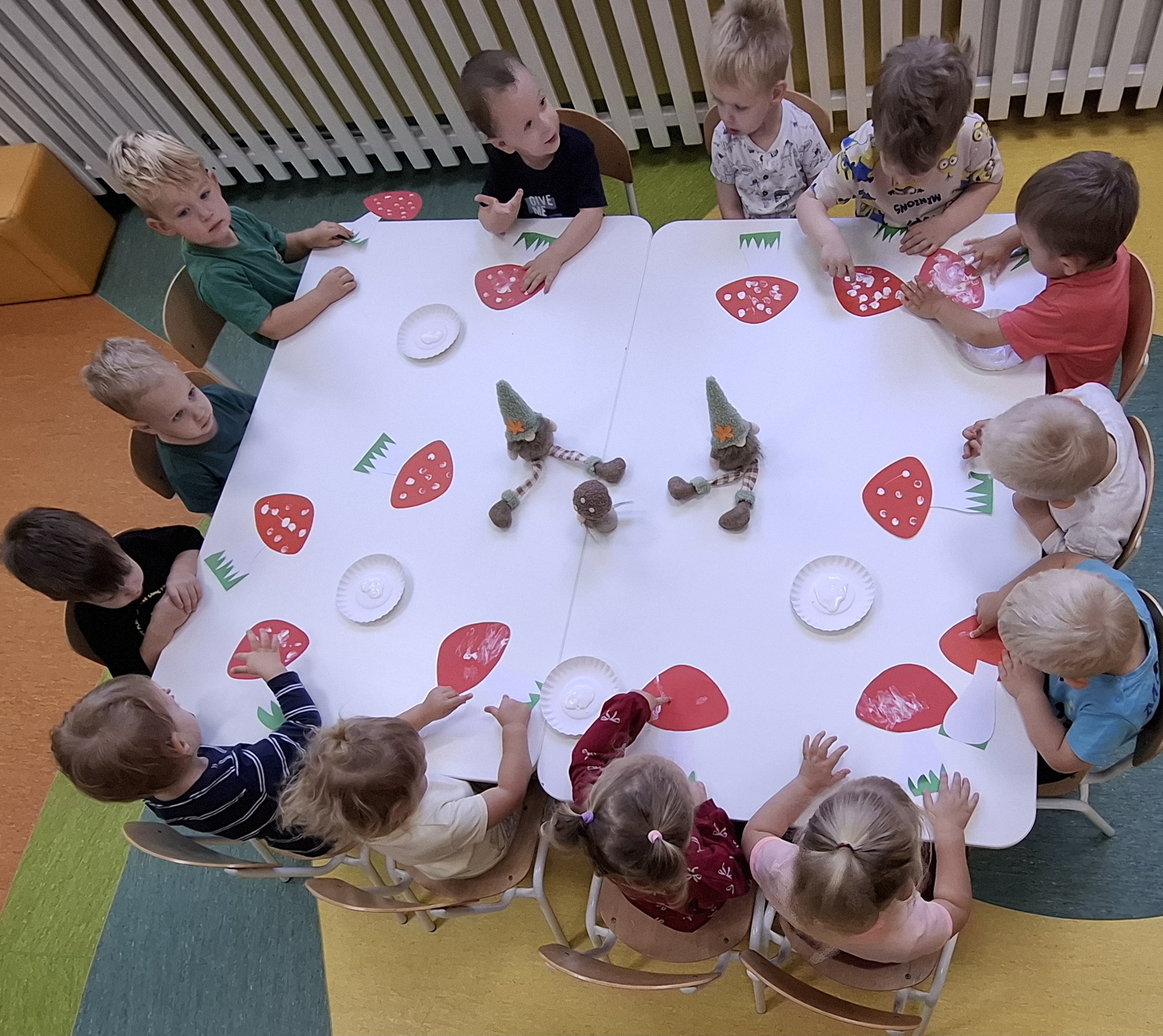 Zdjęcie przedstawia dzieci świętujące Dzień Kropki