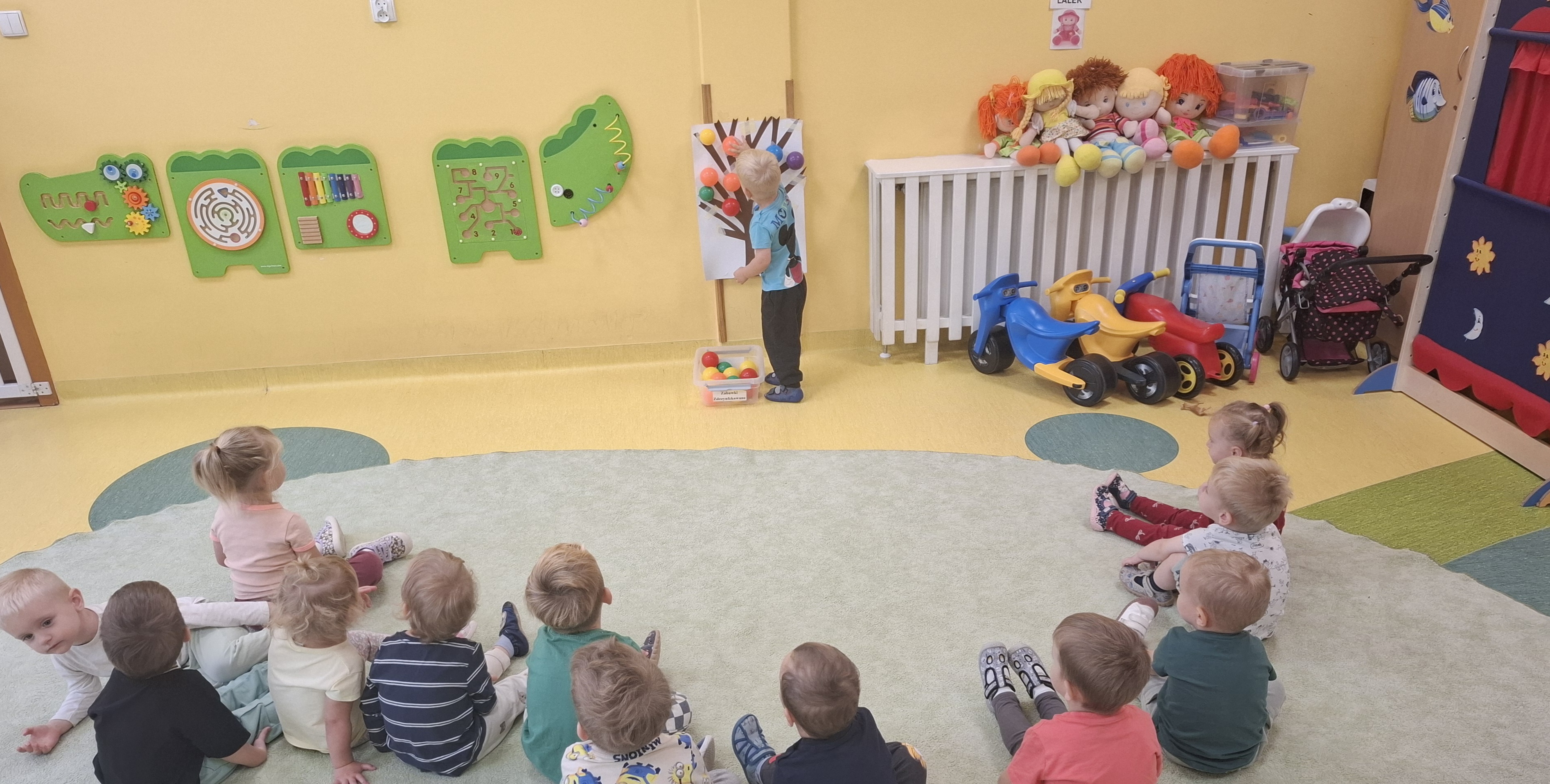 Zdjęcie przedstawia dzieci świętujące Dzień Kropki