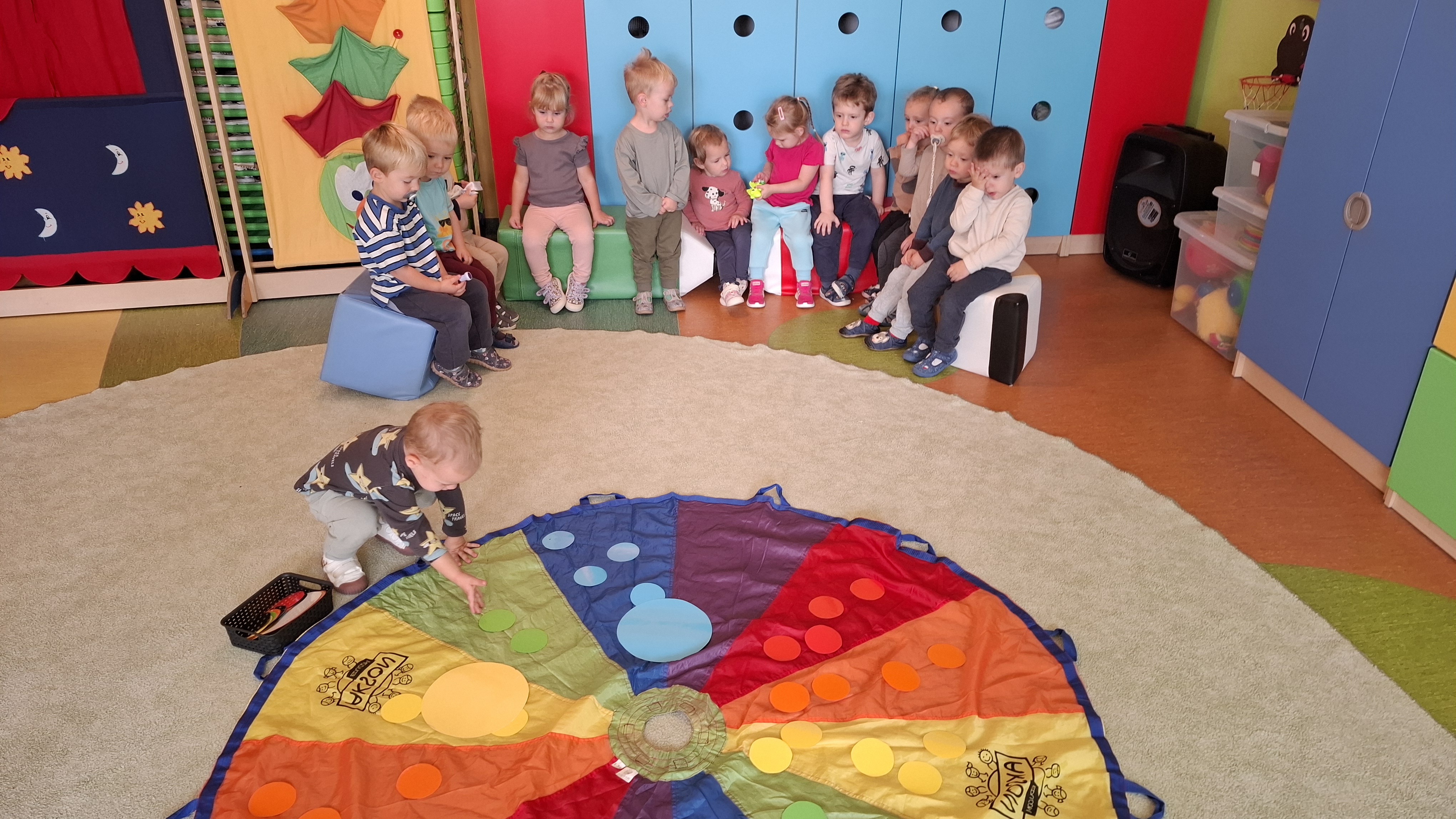 Zdjęcie przedstawia dzieci świętujące Dzień Kropki