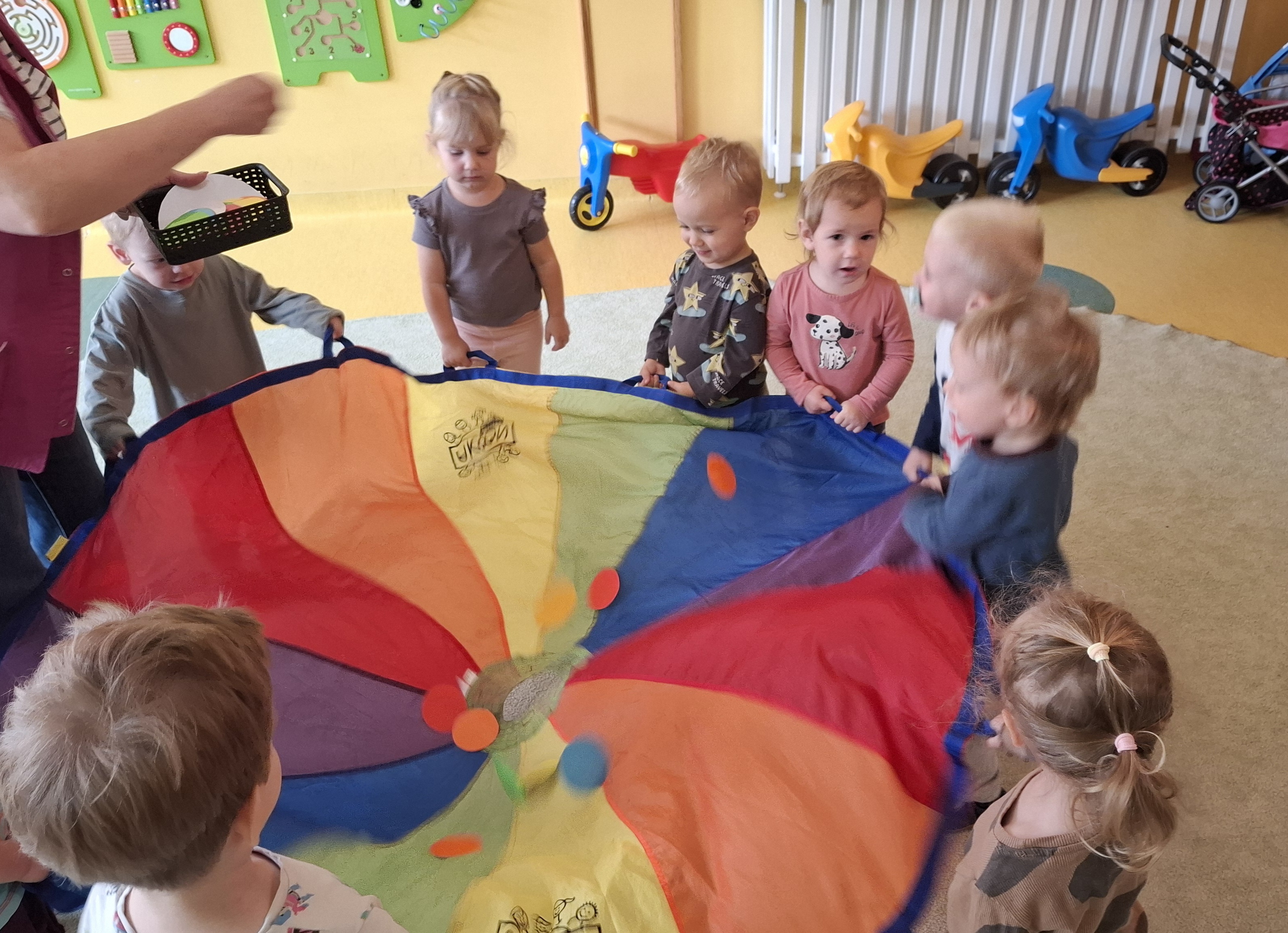 Zdjęcie przedstawia dzieci świętujące Dzień Kropki