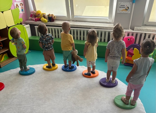 Zdjęcia przedstawiają dzieci podczas zabawy z okazji dnia kropki
