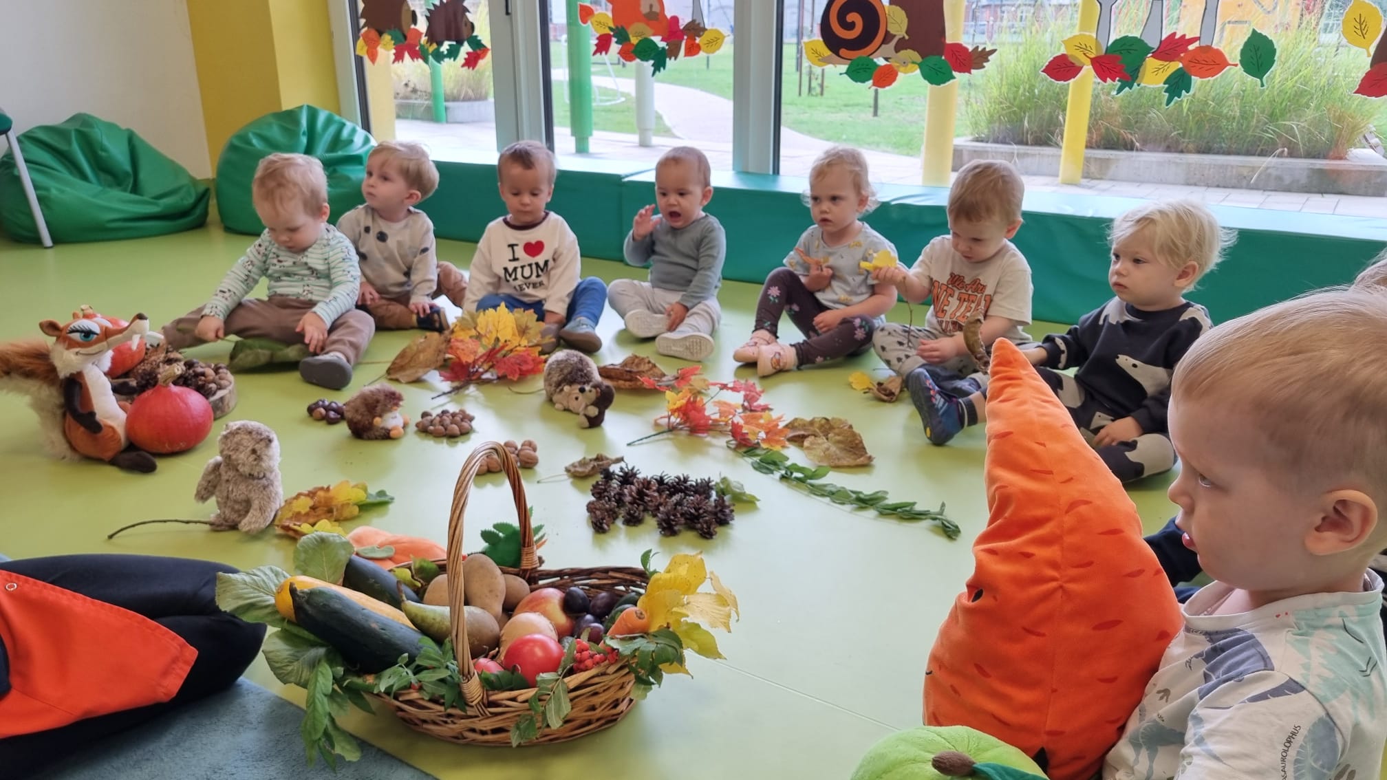 Zdjęcie przedstawia dzieci podczas zajęć o jesieni