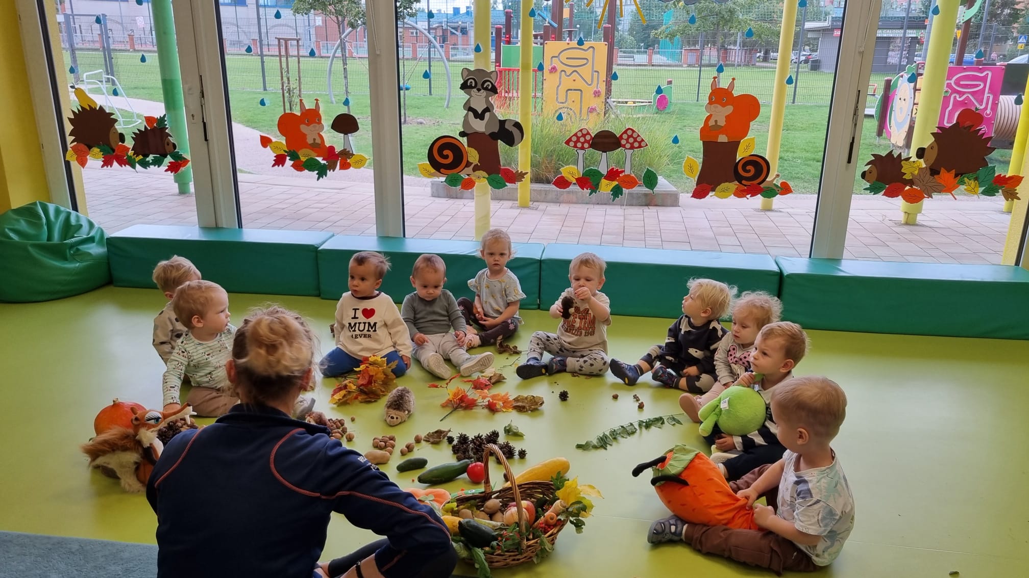 Zdjęcie przedstawia dzieci podczas zajęć o jesieni