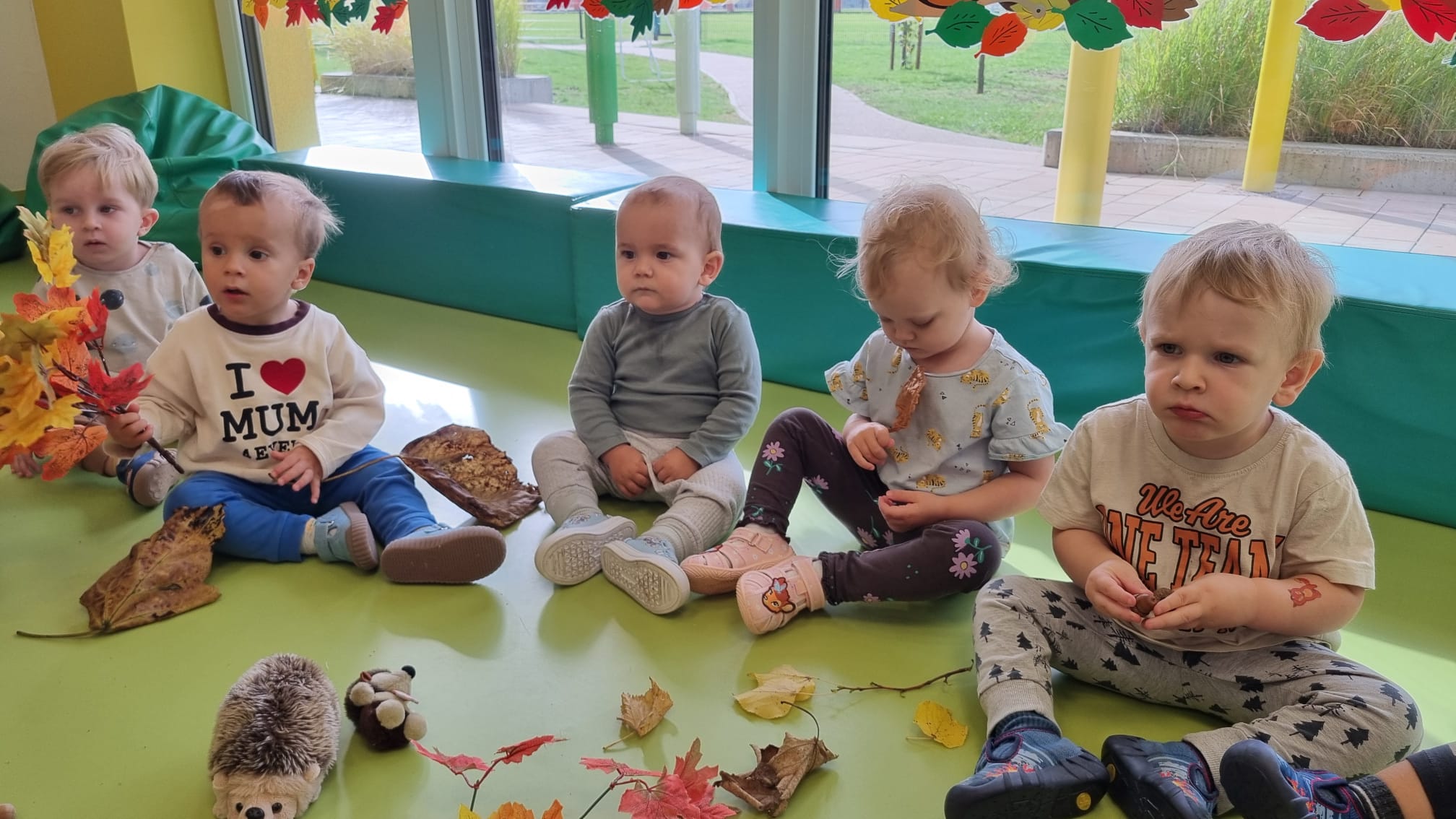 Zdjęcie przedstawia dzieci podczas zajęć o jesieni