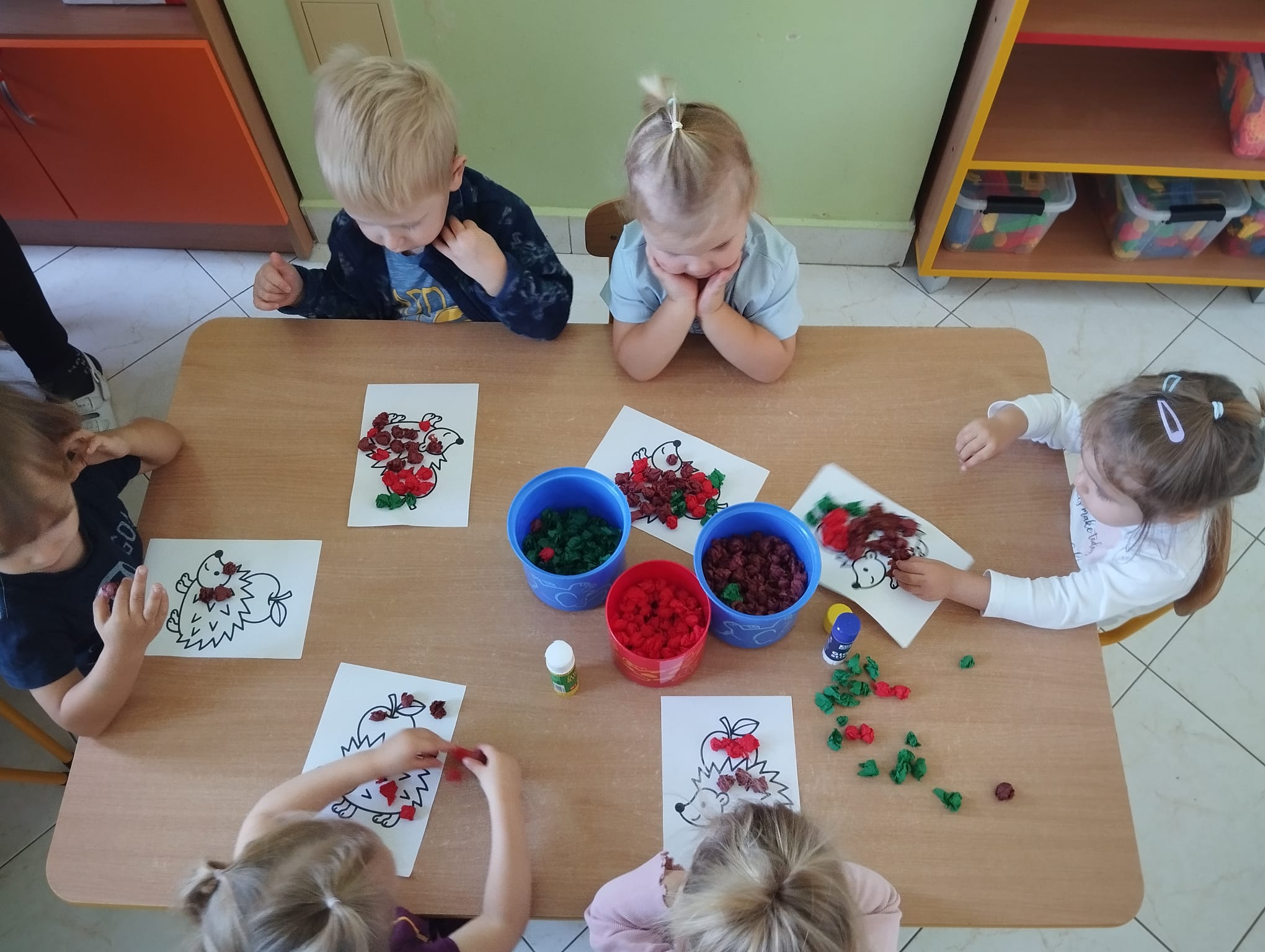Zdjęcie przedstawia dzieci podczas zajęć plastycznych