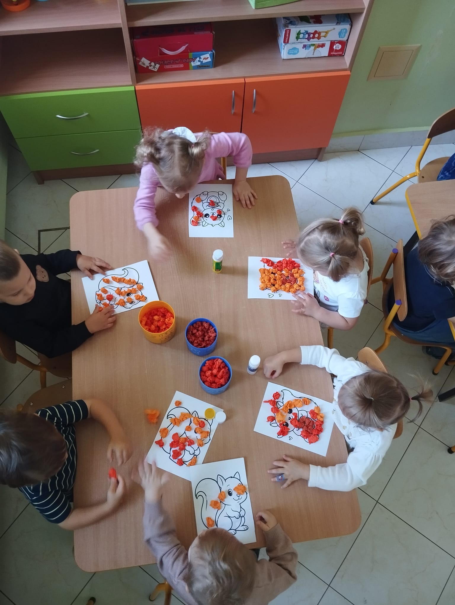 Zdjęcie przedstawia dzieci podczas zajęć plastycznych