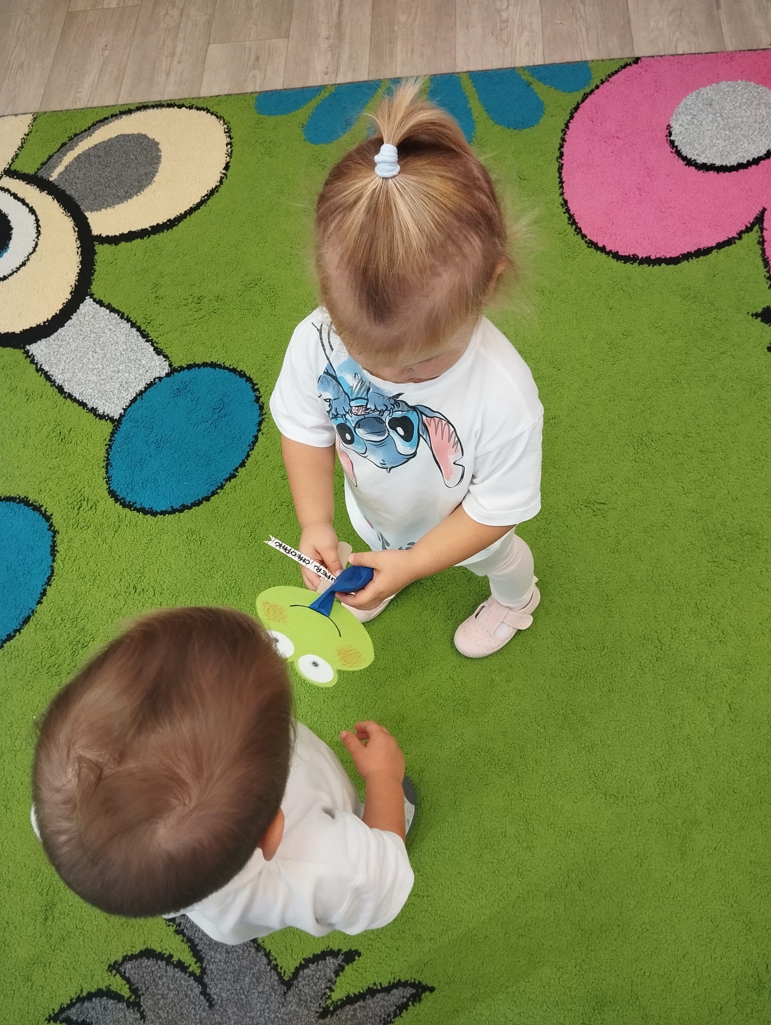 Zdjęcie przedstawia dzieci podczas zajęć