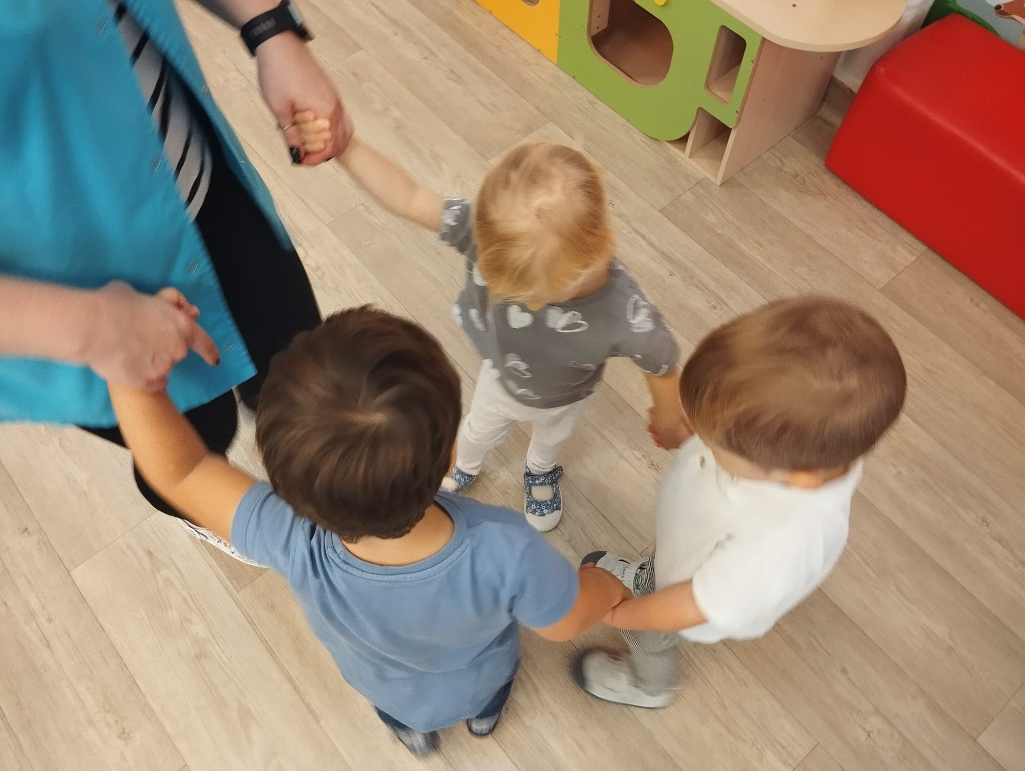 Zdjęcie przedstawia dzieci podczas zajęć