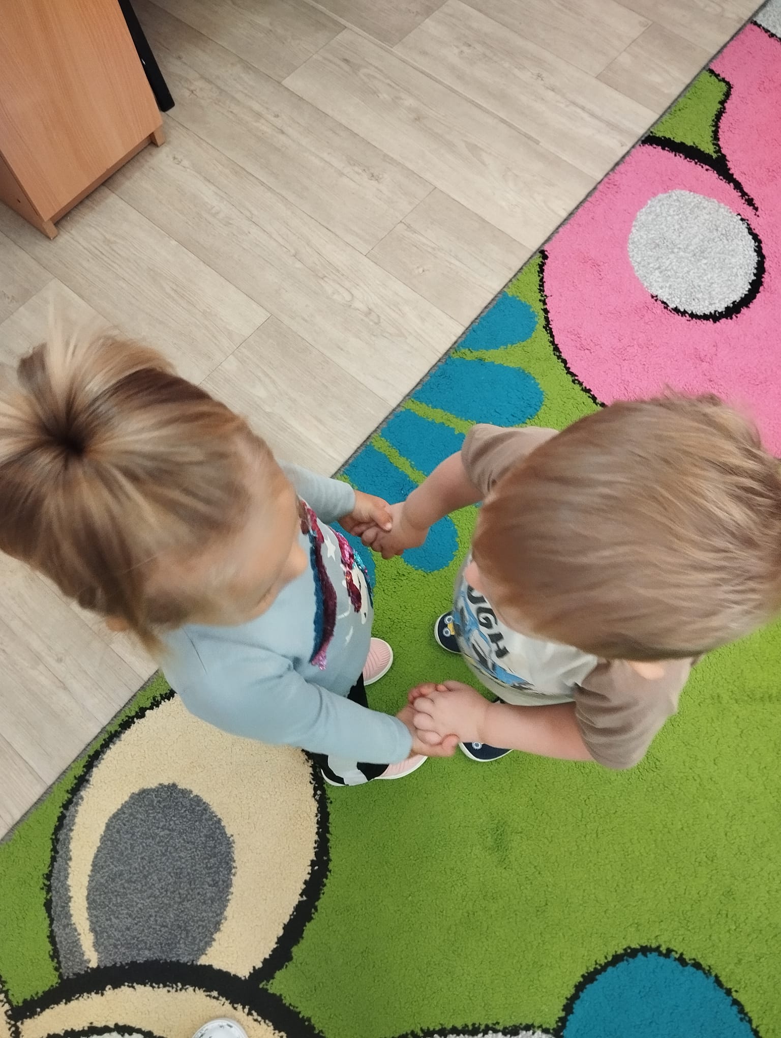Zdjęcie przedstawia dzieci podczas zajęć