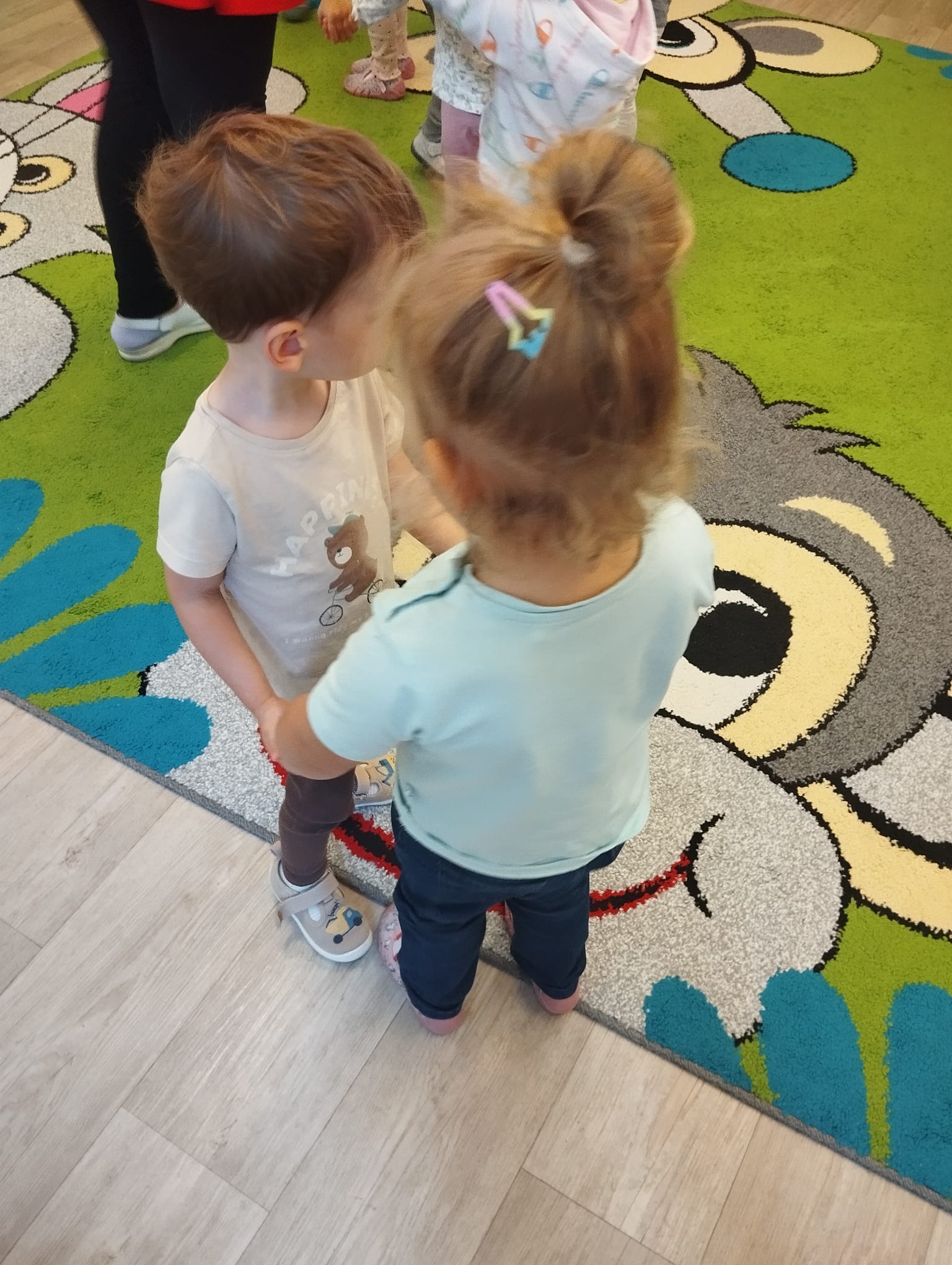Zdjęcie przedstawia dzieci podczas zajęć