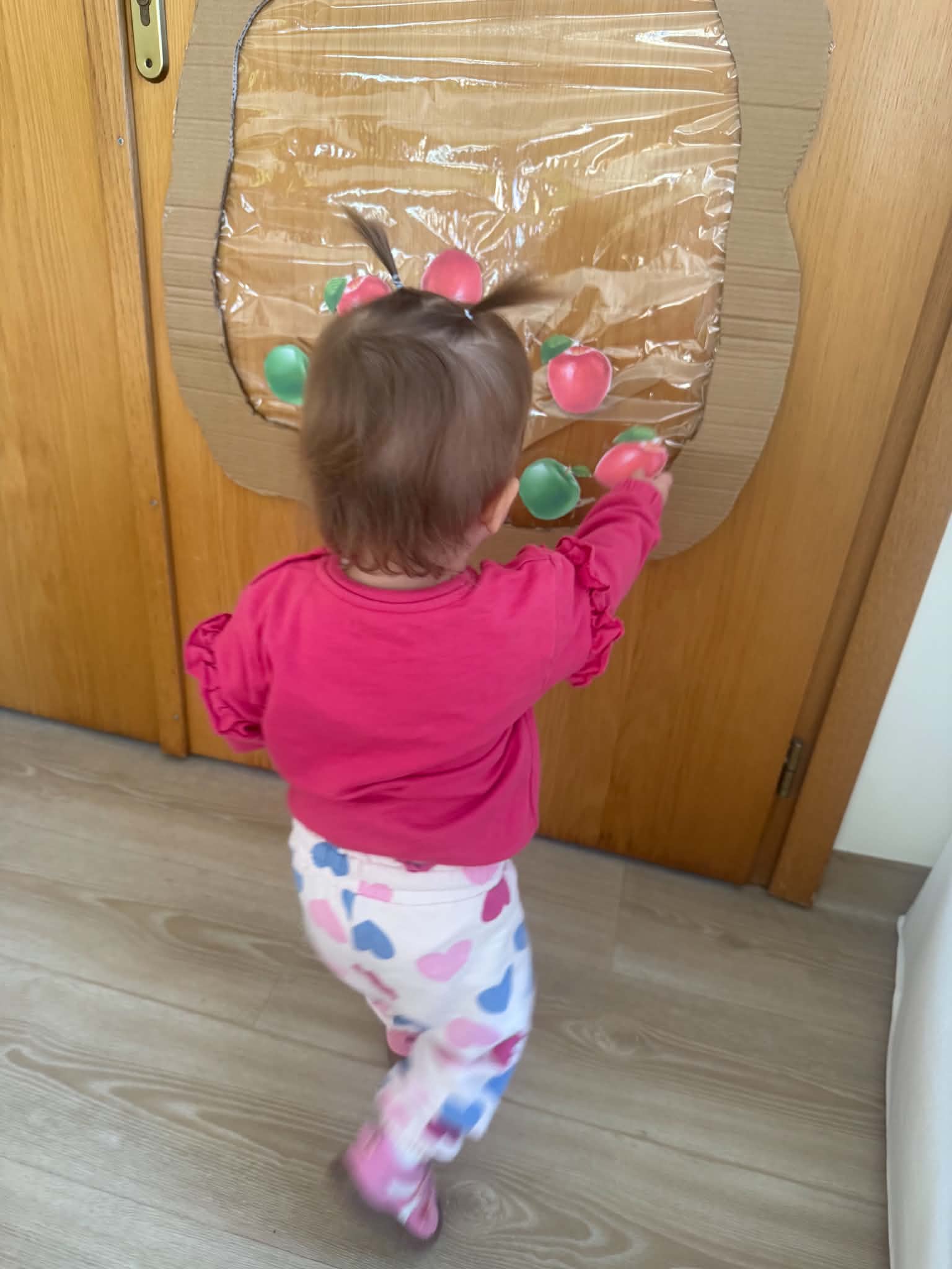 Zdj臋cie przedstawia dzieci podczas zaj臋膰 dydaktycznych