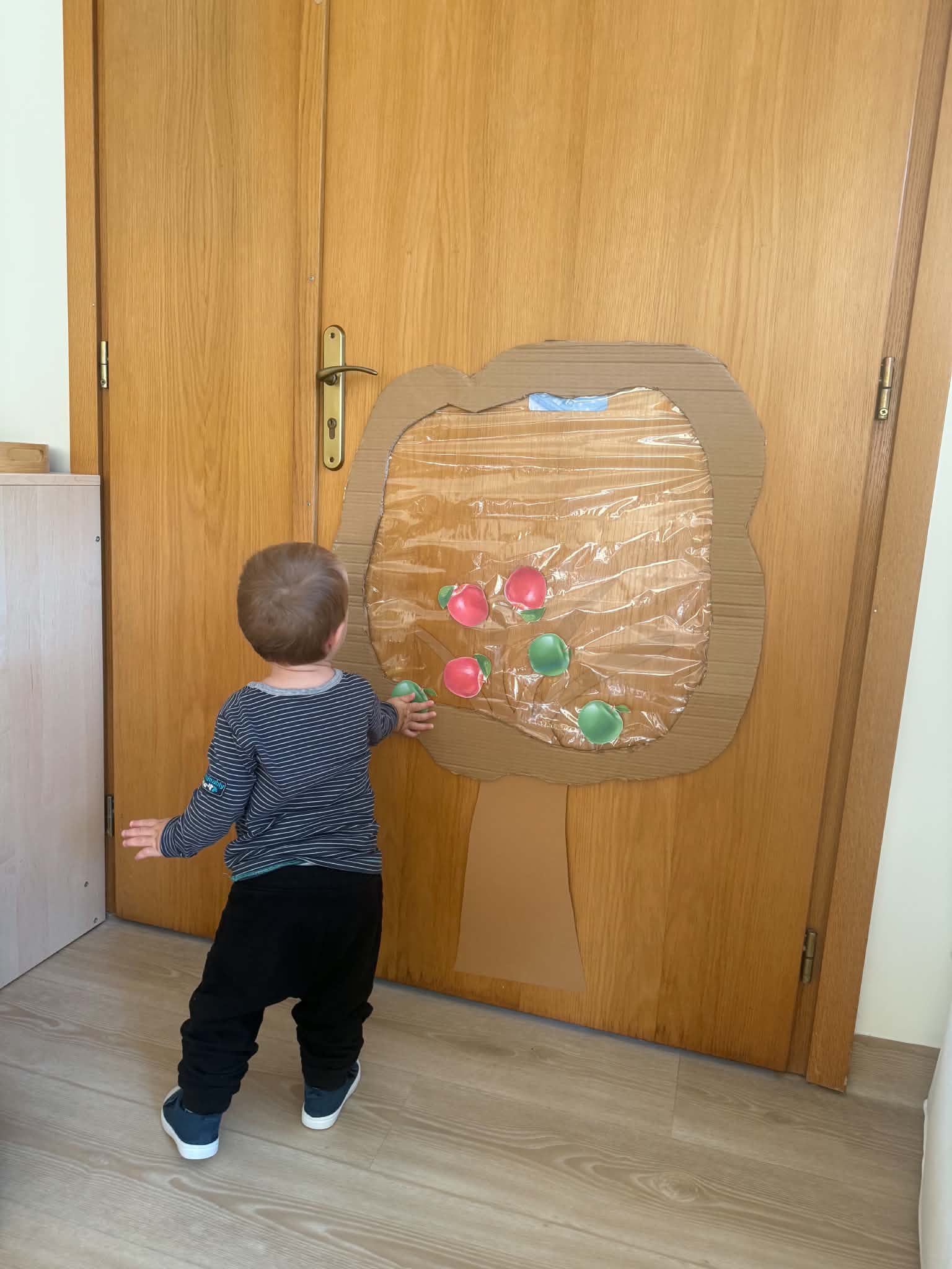 Zdj臋cie przedstawia dzieci podczas zaj臋膰 dydaktycznych