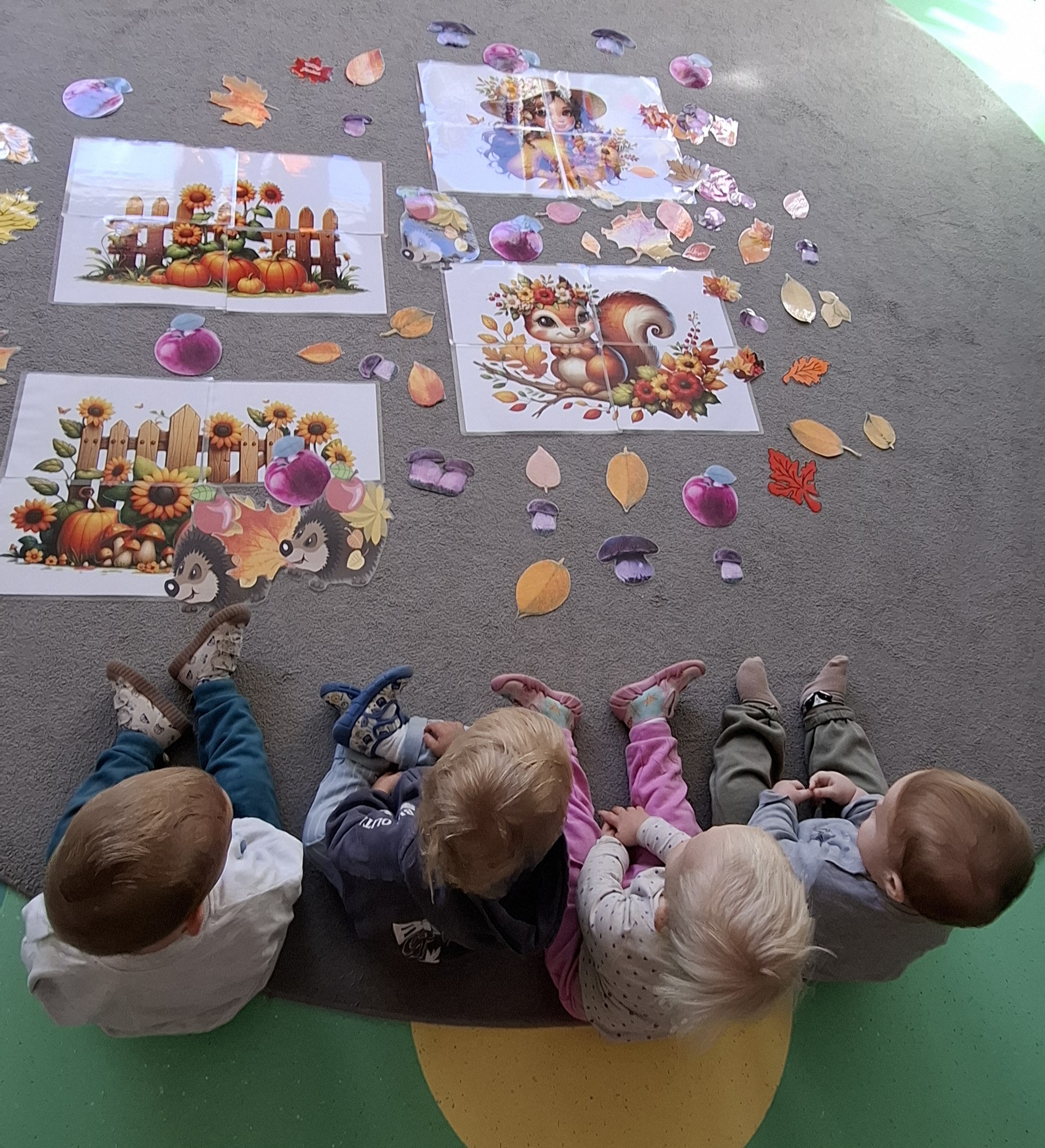 Zdjęcie przedstawia dzieci podczas zajęć o tematyce jesiennej