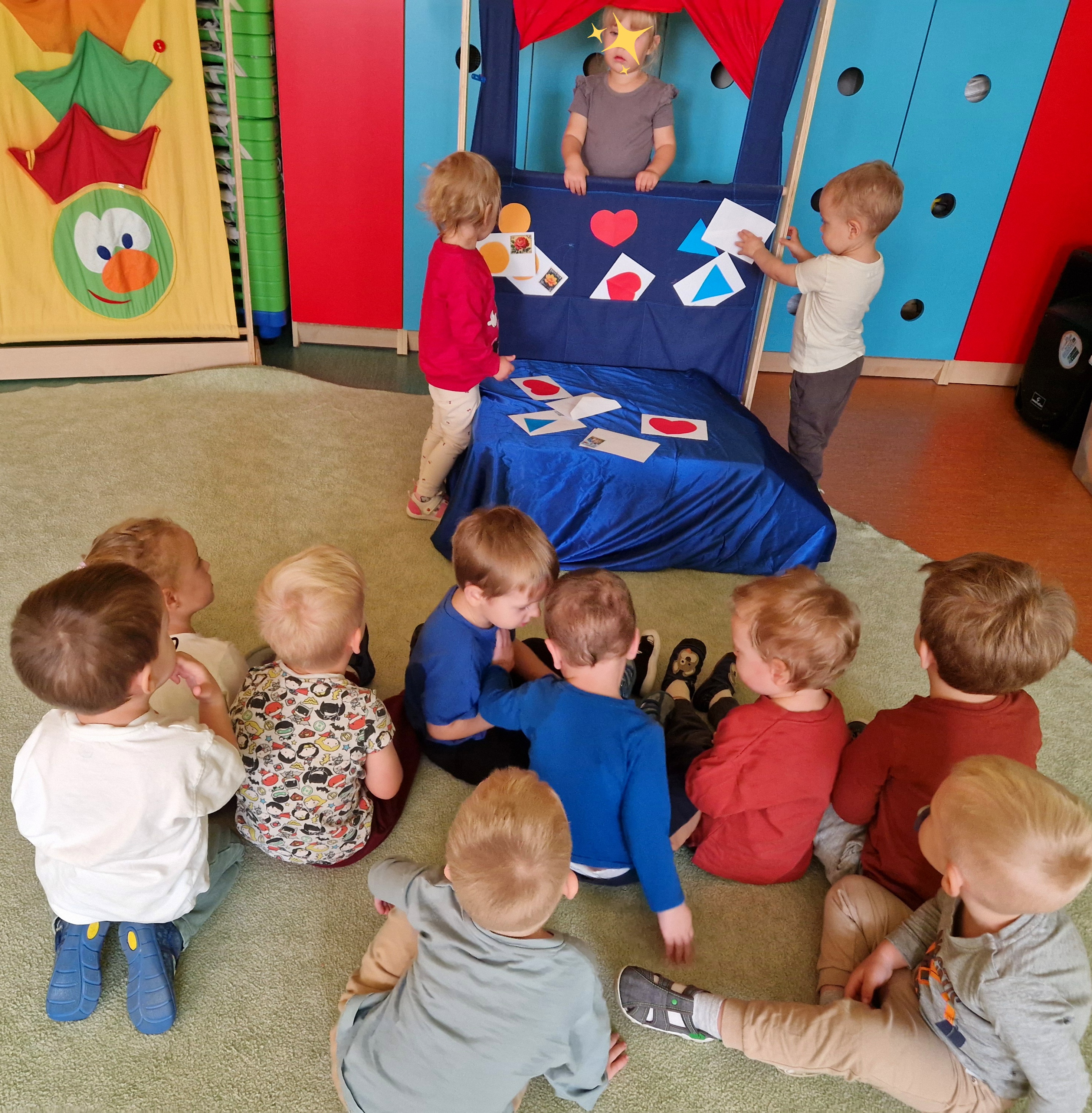 Zdjęcie przedstawia dzieci biorące udział w zabawach z okazji Międzynarodowego Dnia Poczty.