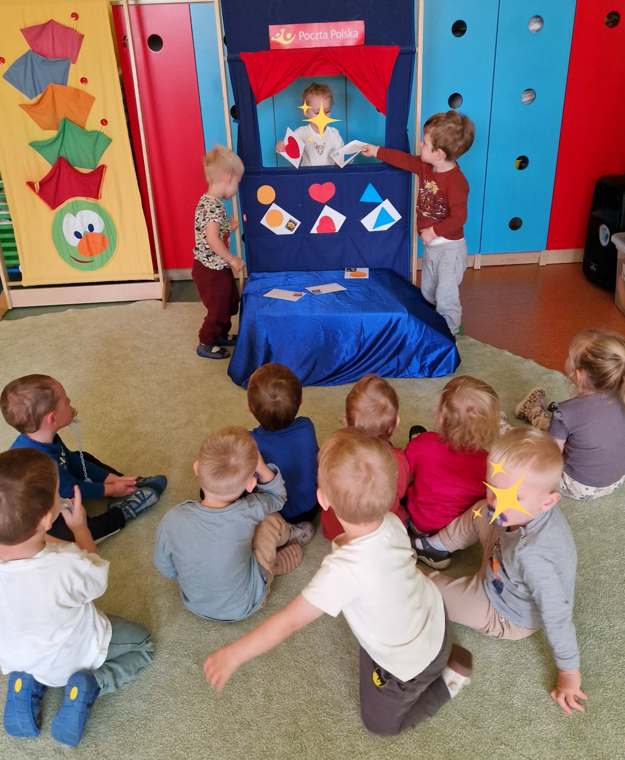 Zdjęcie przedstawia dzieci biorące udział w zabawach z okazji Międzynarodowego Dnia Poczty.