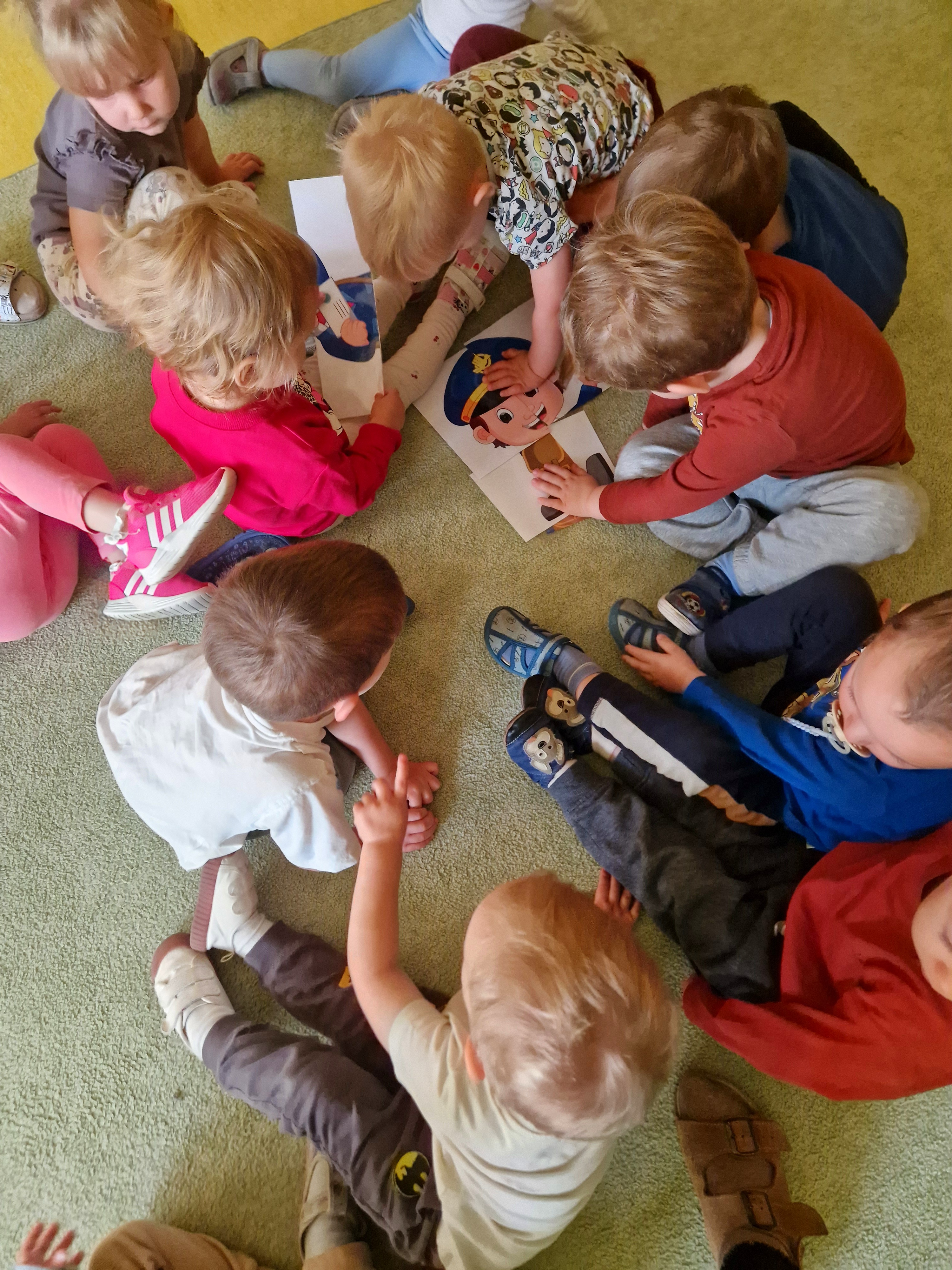 Zdjęcie przedstawia dzieci biorące udział w zabawach z okazji Międzynarodowego Dnia Poczty.