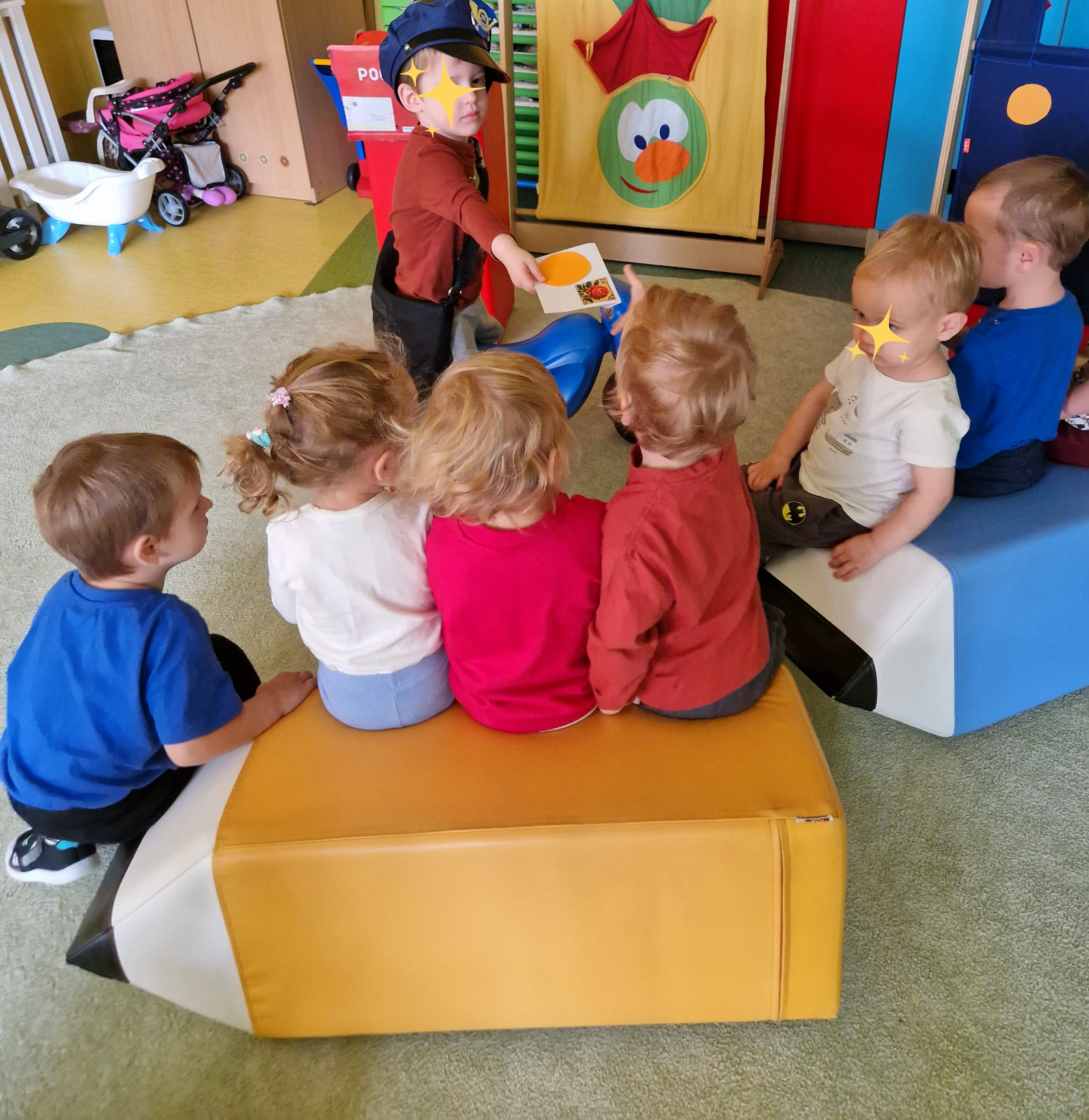 Zdjęcie przedstawia dzieci biorące udział w zabawach z okazji Międzynarodowego Dnia Poczty.