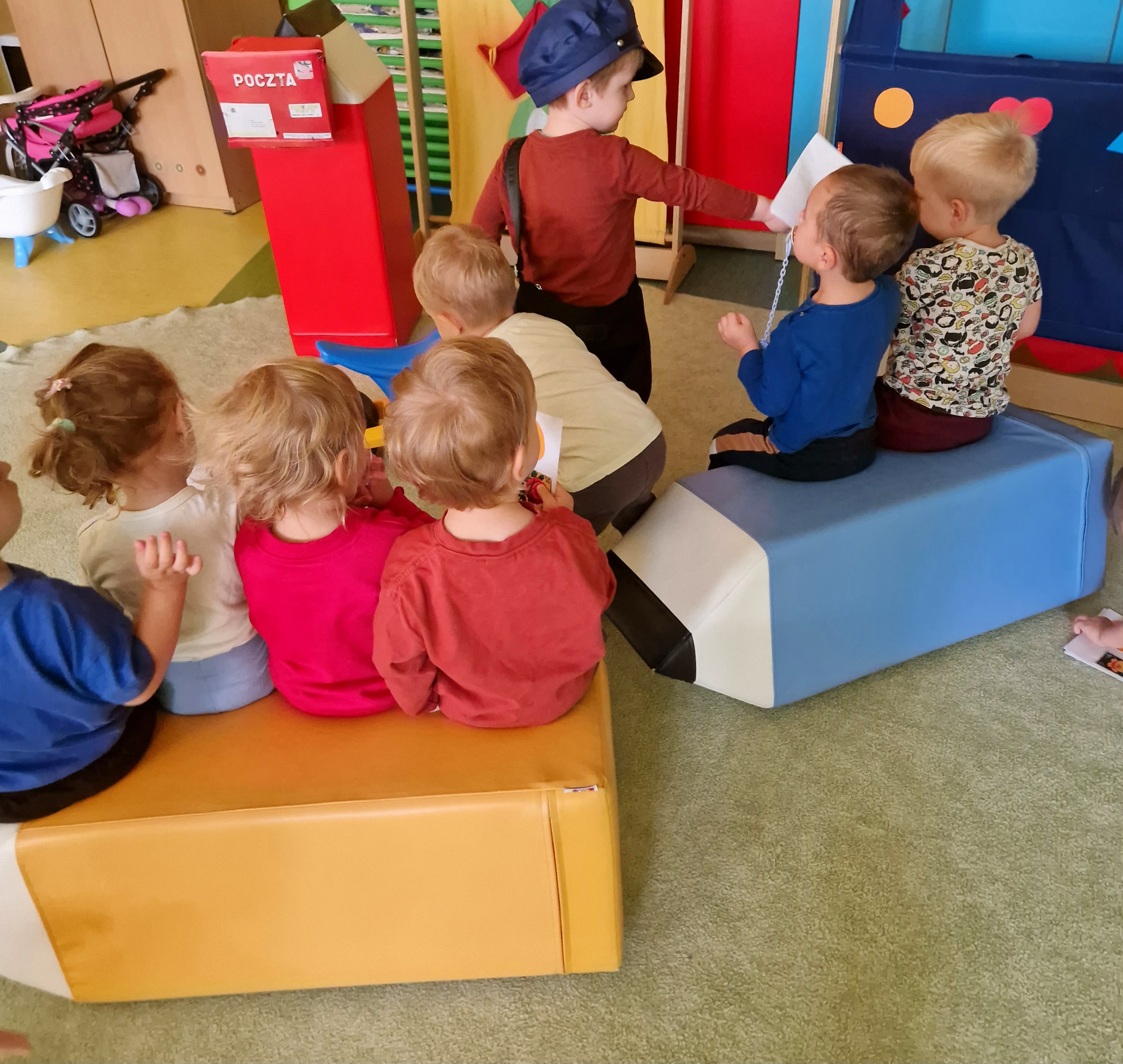 Zdjęcie przedstawia dzieci biorące udział w zabawach z okazji Międzynarodowego Dnia Poczty.