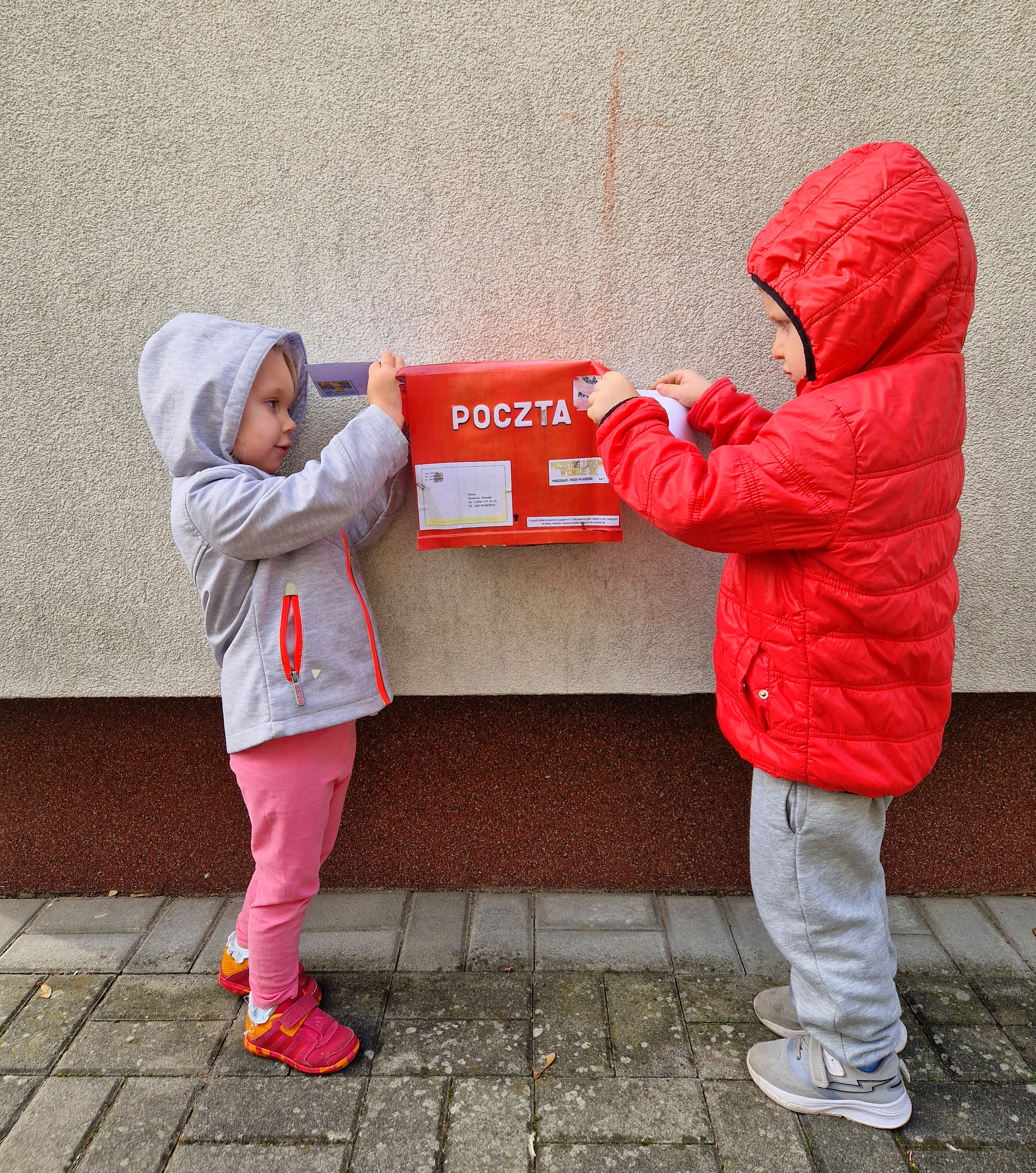 Zdjęcie przedstawia dzieci biorące udział w zabawach z okazji Międzynarodowego Dnia Poczty.