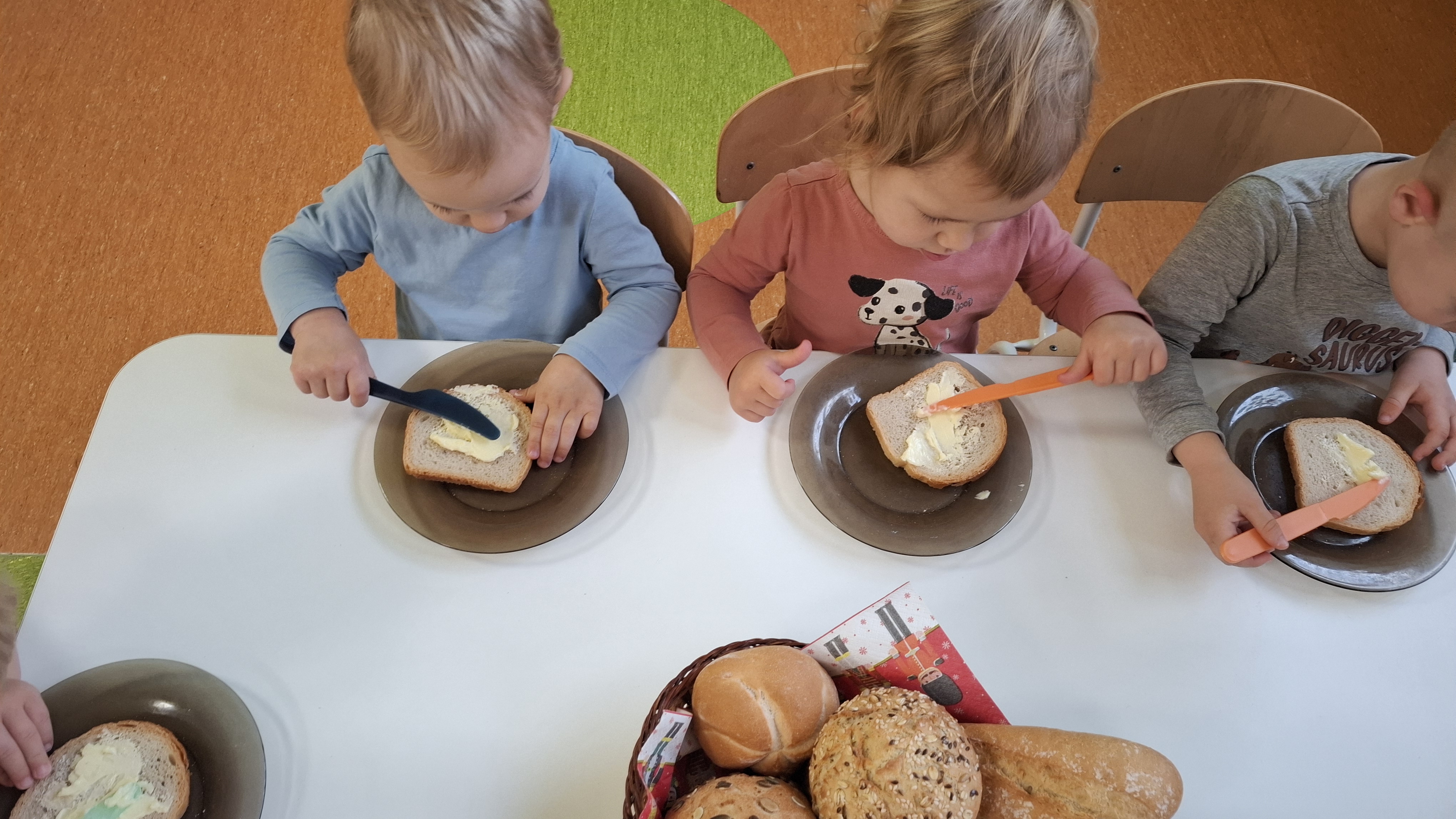 Zdjęcie przedstawia dzieci świętujące Dzień Chleba.