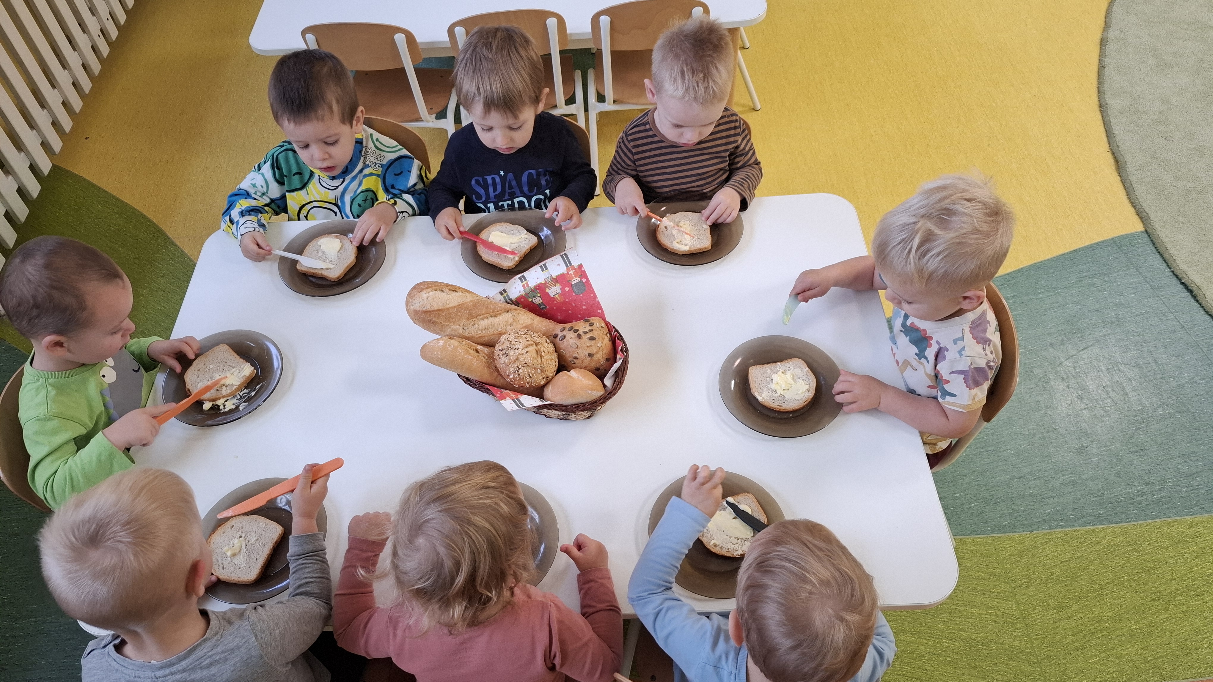 Zdjęcie przedstawia dzieci świętujące Dzień Chleba.