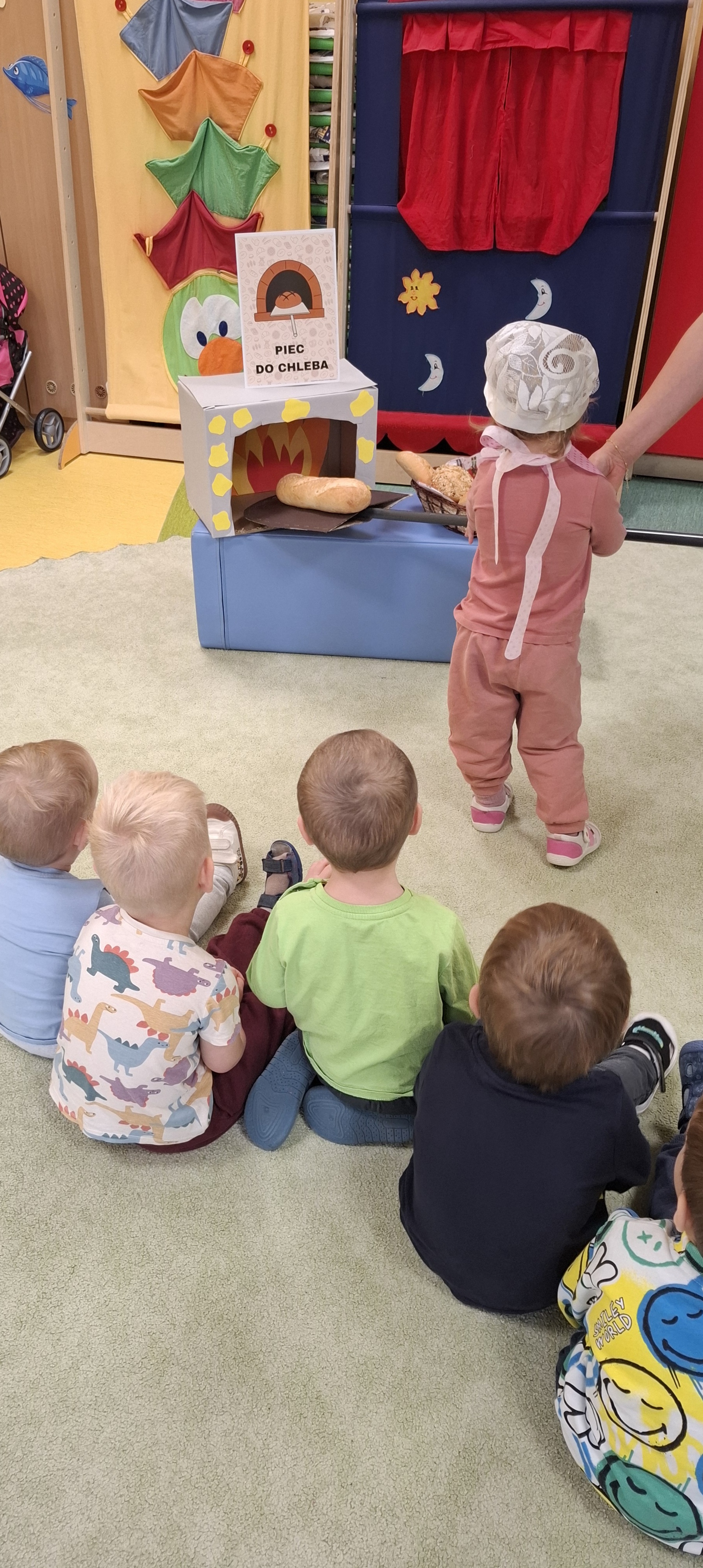 Zdjęcie przedstawia dzieci świętujące Dzień Chleba.