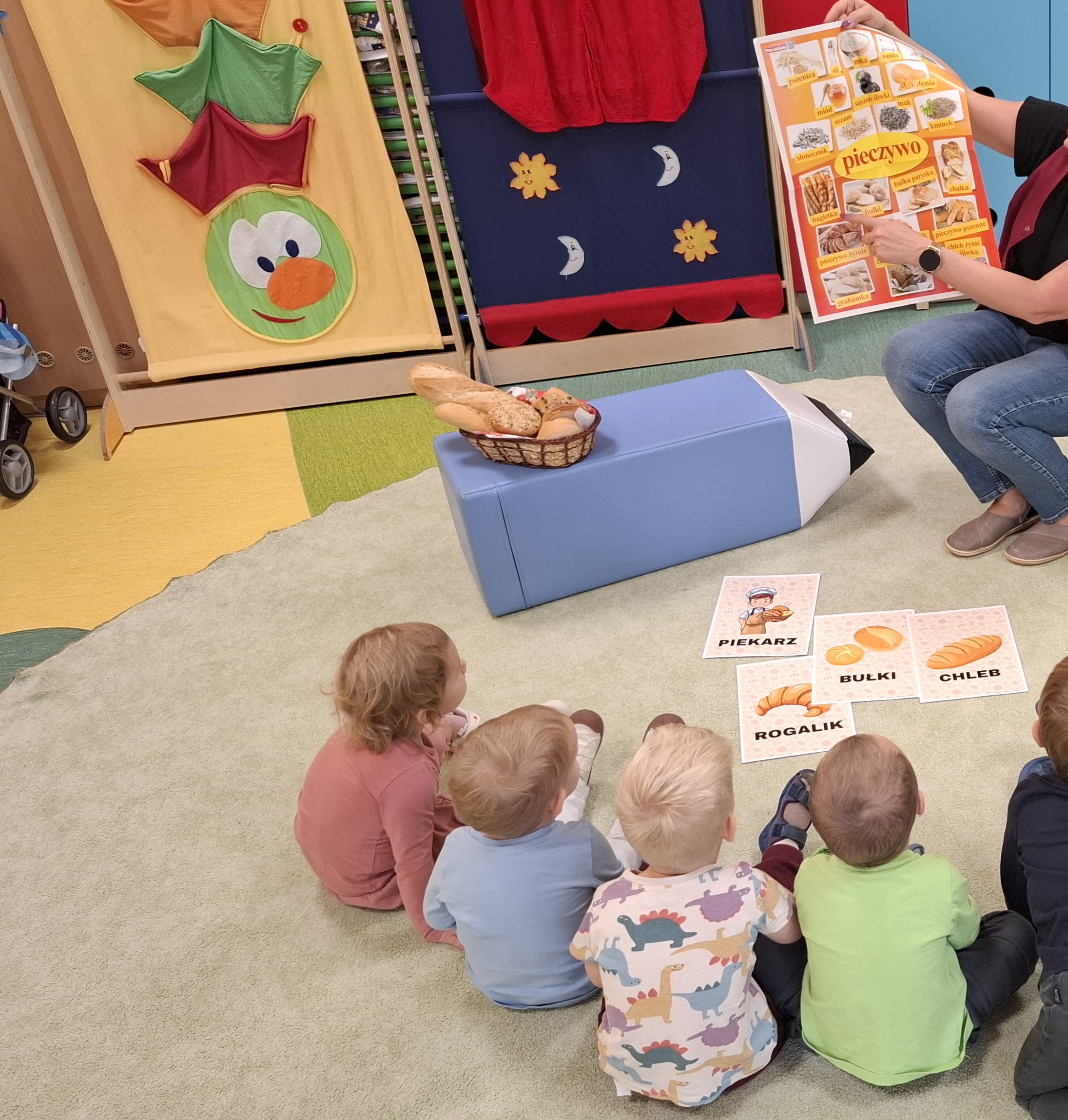 Zdjęcie przedstawia dzieci świętujące Dzień Chleba.