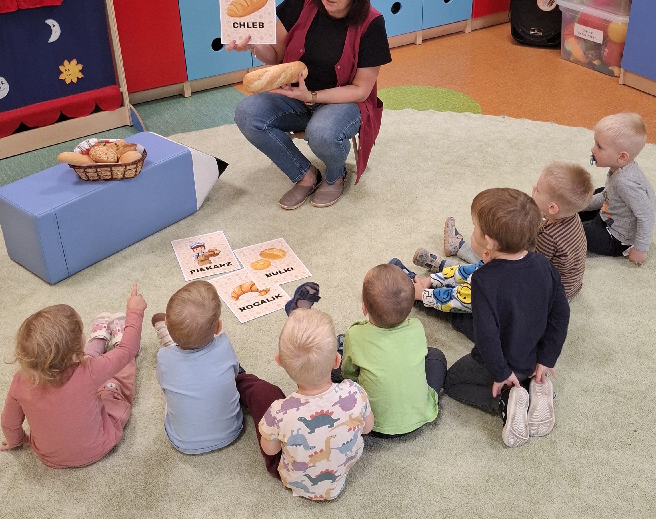 Zdjęcie przedstawia dzieci świętujące Dzień Chleba.