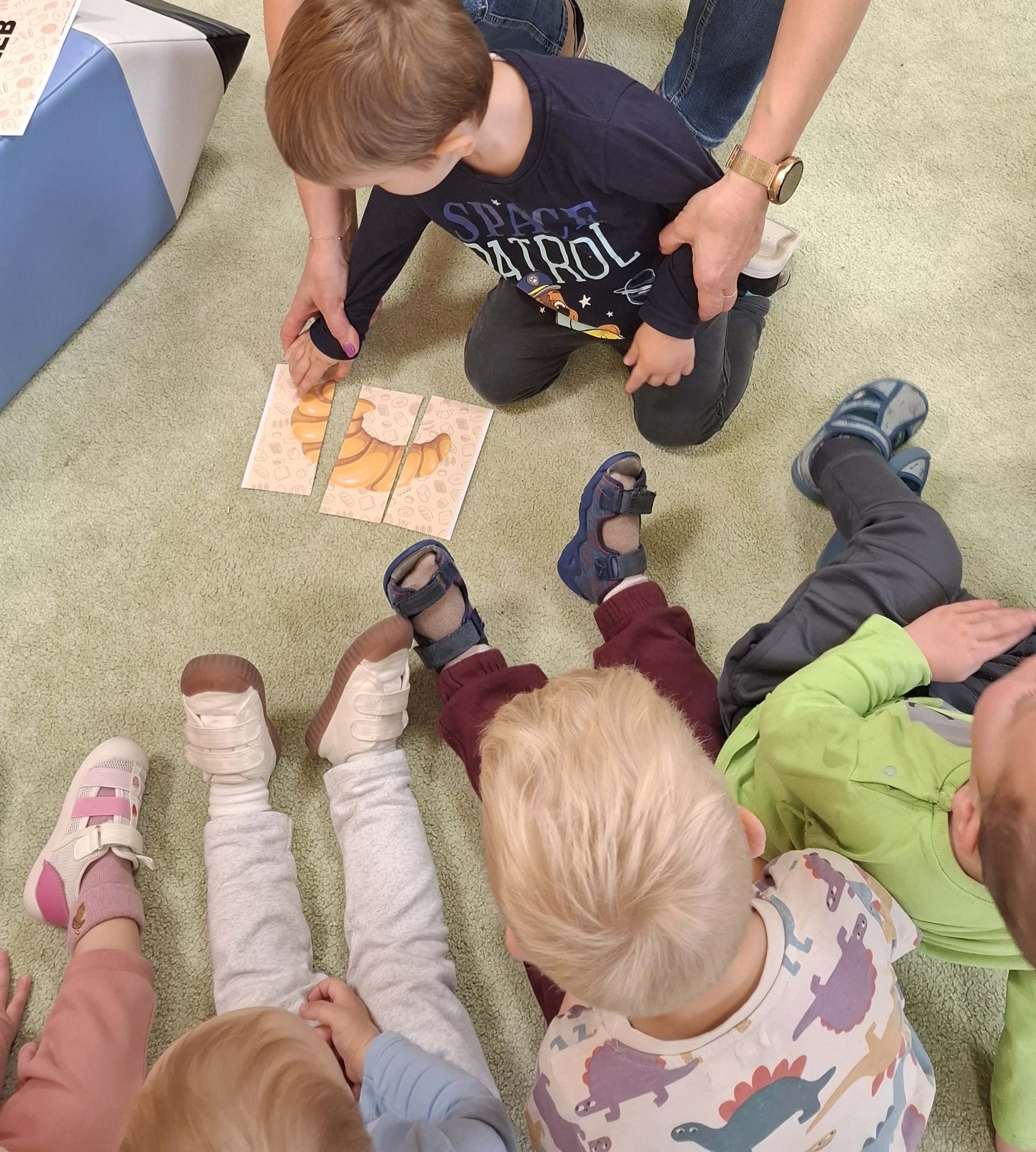 Zdjęcie przedstawia dzieci świętujące Dzień Chleba.