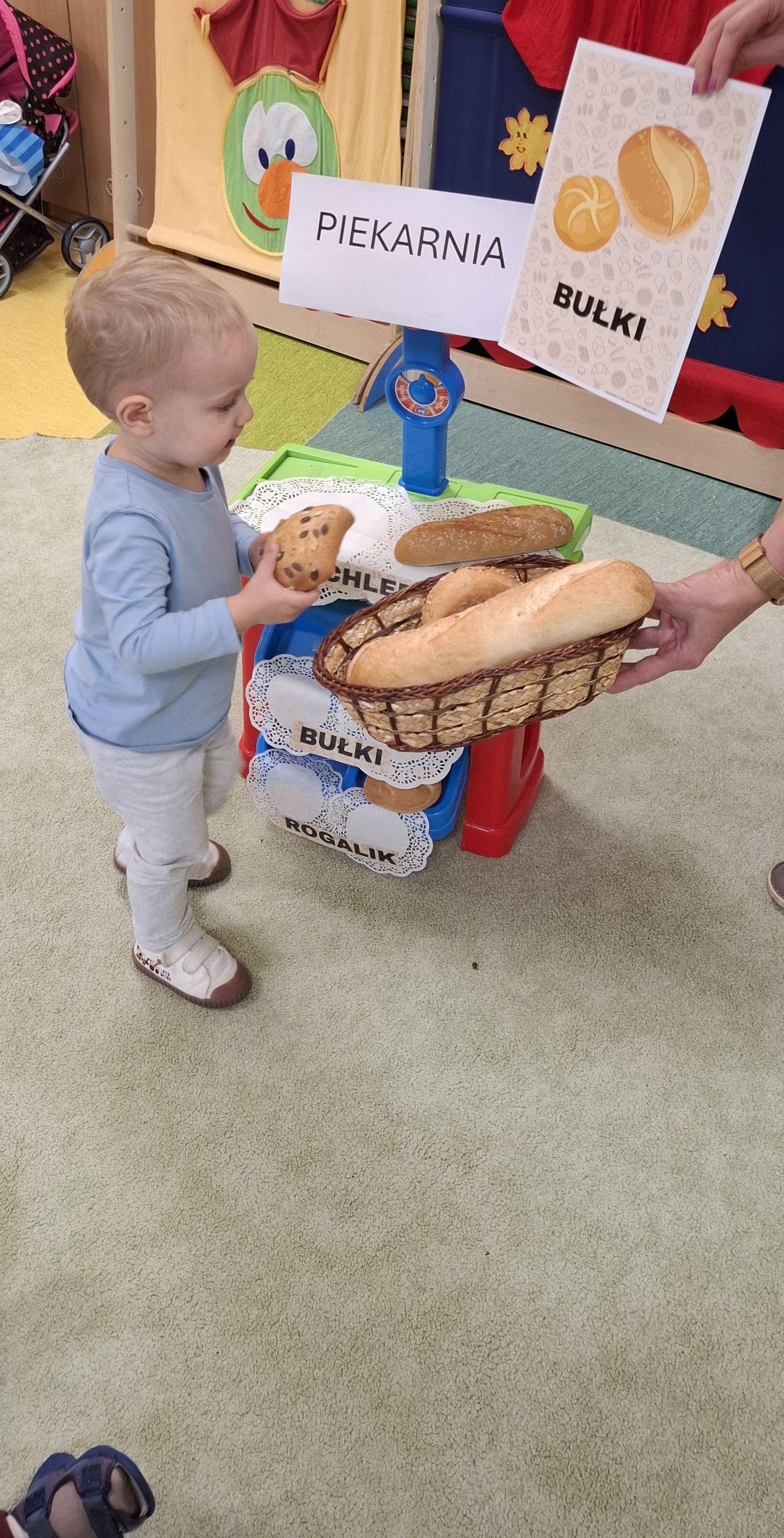 Zdjęcie przedstawia dzieci świętujące Dzień Chleba.