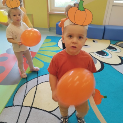 Zdjęcie przedstawia dzieci świętujące Dzień Dyni