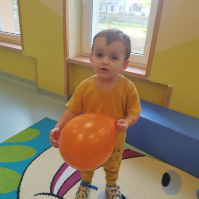 Zdjęcie przedstawia dzieci świętujące Dzień Dyni